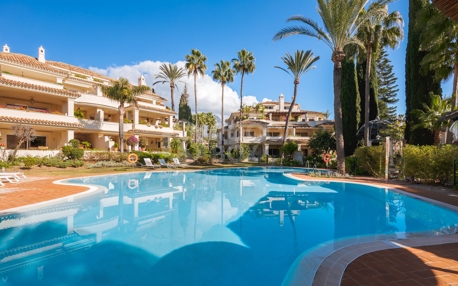 Exquisitely renovated, spacious duplex penthouse in Las Alamandas, Nueva Andalucía