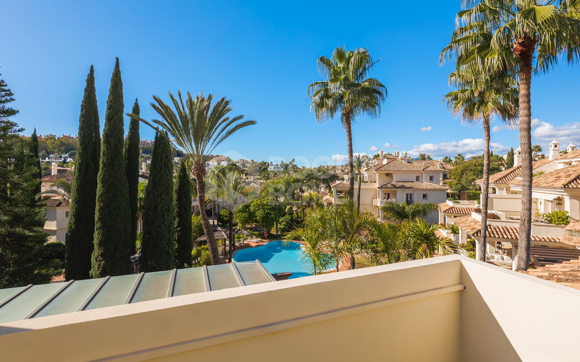Exquisitely renovated, spacious duplex penthouse in Las Alamandas, Nueva Andalucía