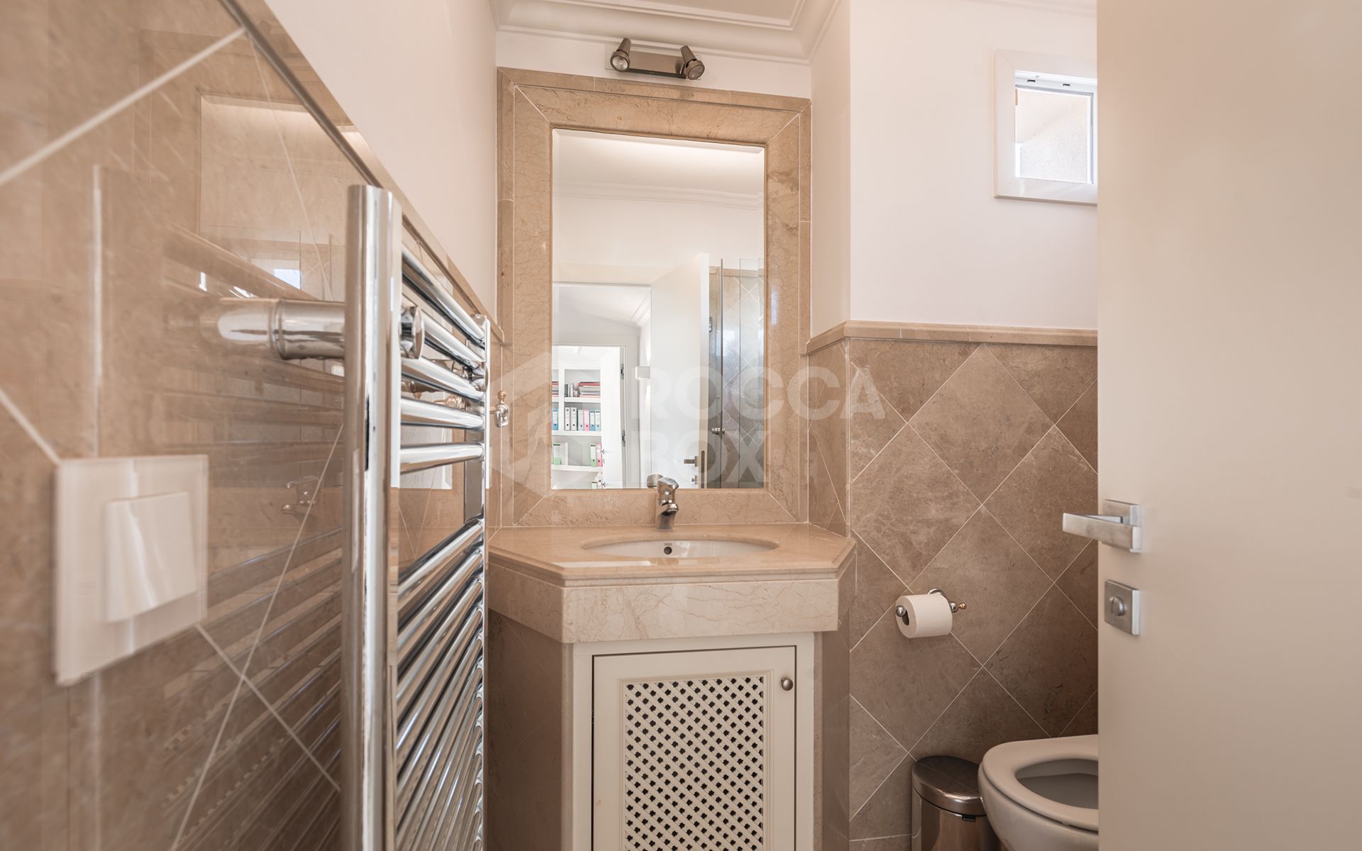 Exquisitely renovated, spacious duplex penthouse in Las Alamandas, Nueva Andalucía