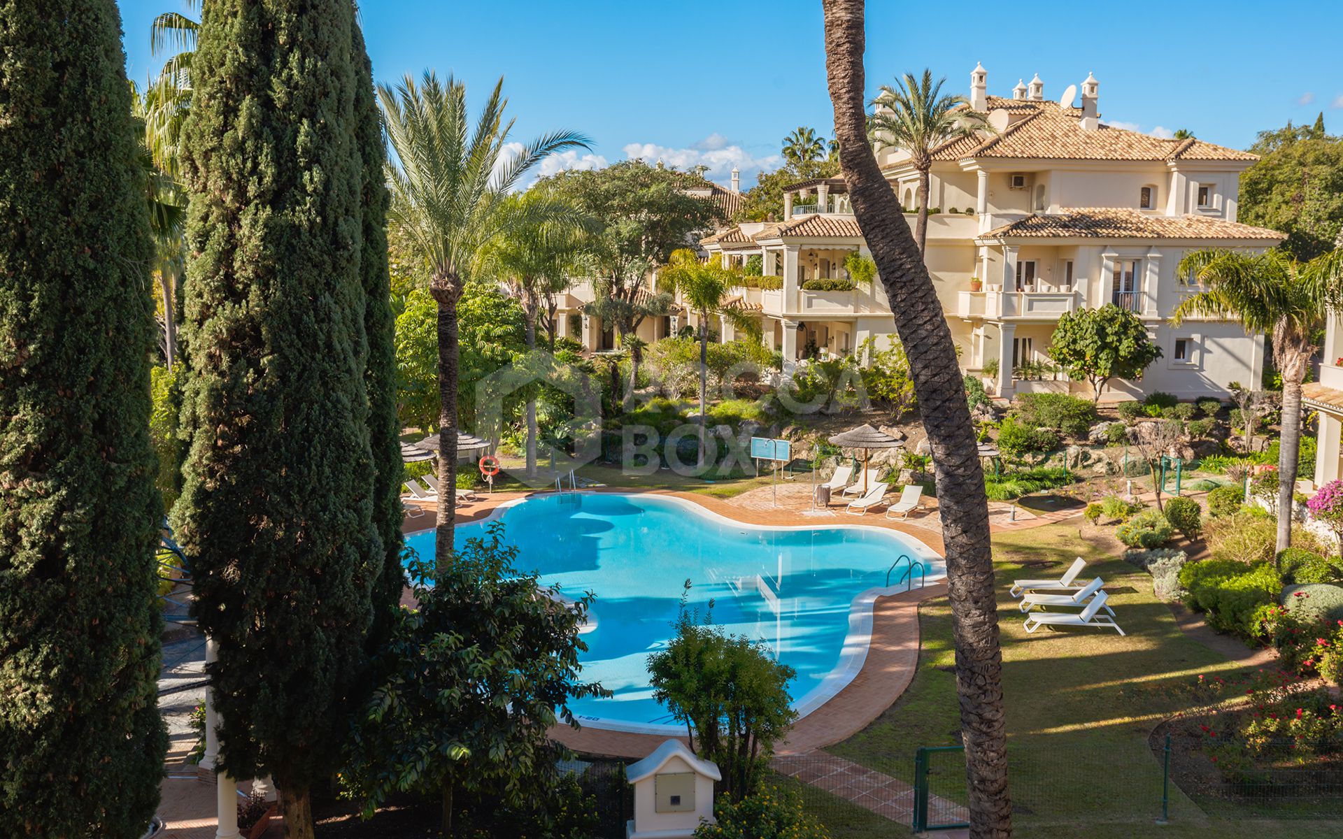 Exquisitely renovated, spacious duplex penthouse in Las Alamandas, Nueva Andalucía