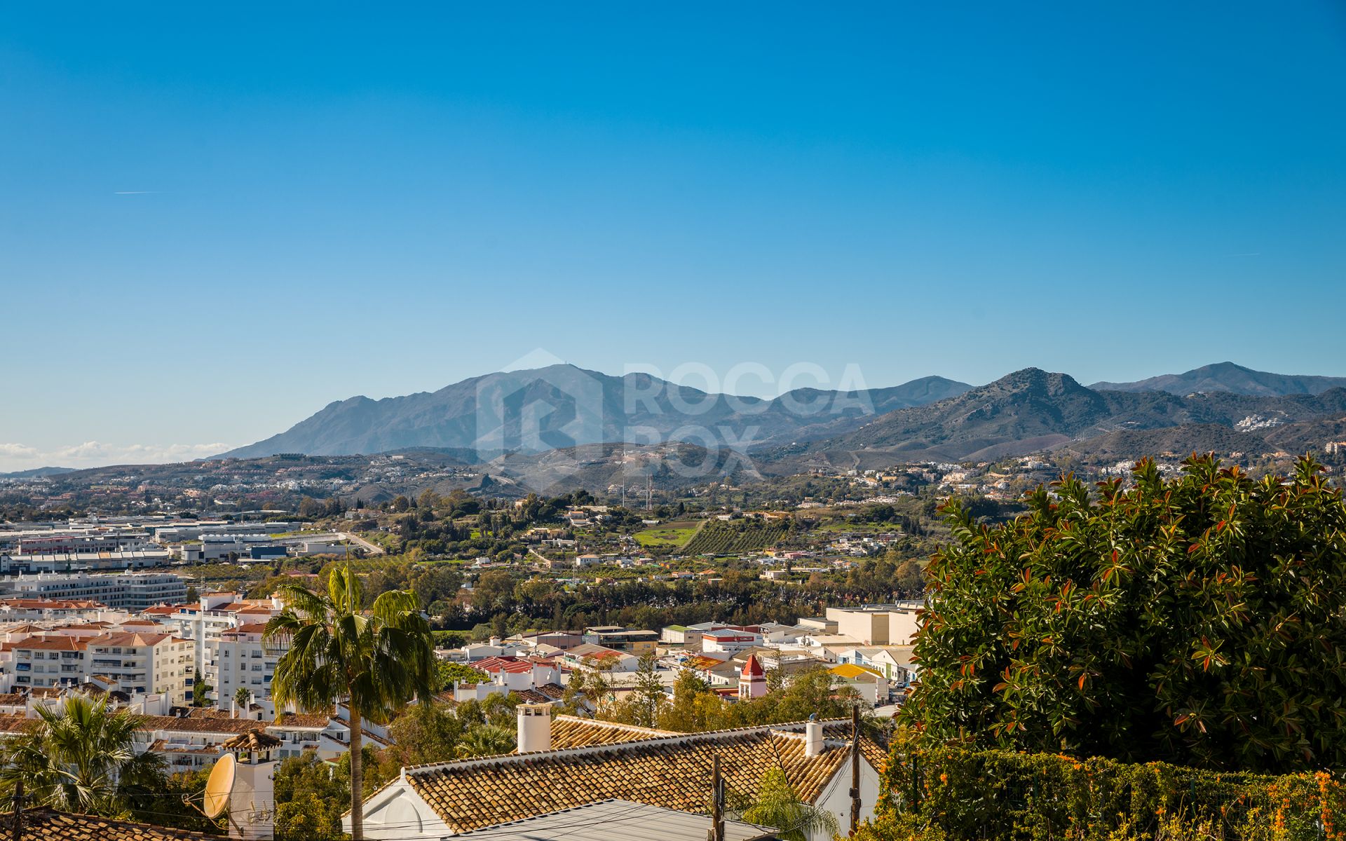 Fantastic villa with panoramic sea views walking distance to amenities in Nueva Andalucia