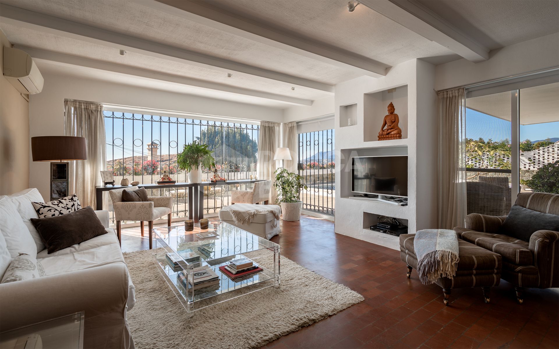 Fantastic villa with panoramic sea views walking distance to amenities in Nueva Andalucia