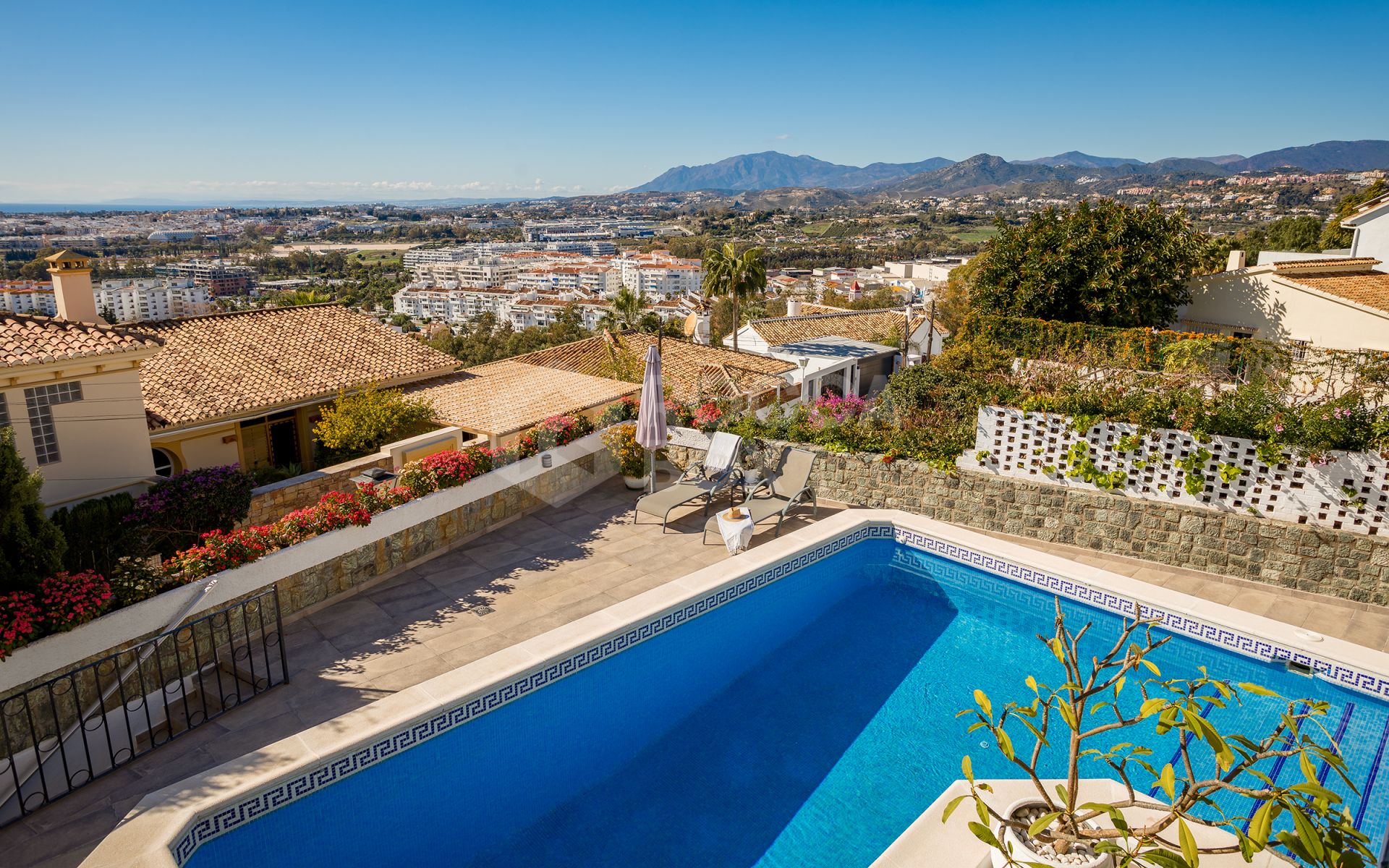 Fantastic villa with panoramic sea views walking distance to amenities in Nueva Andalucia