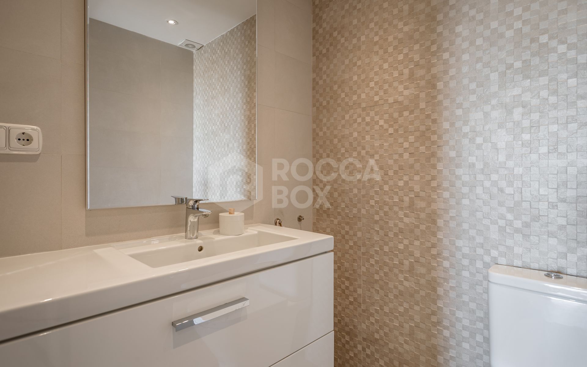 Fantastic villa with panoramic sea views walking distance to amenities in Nueva Andalucia