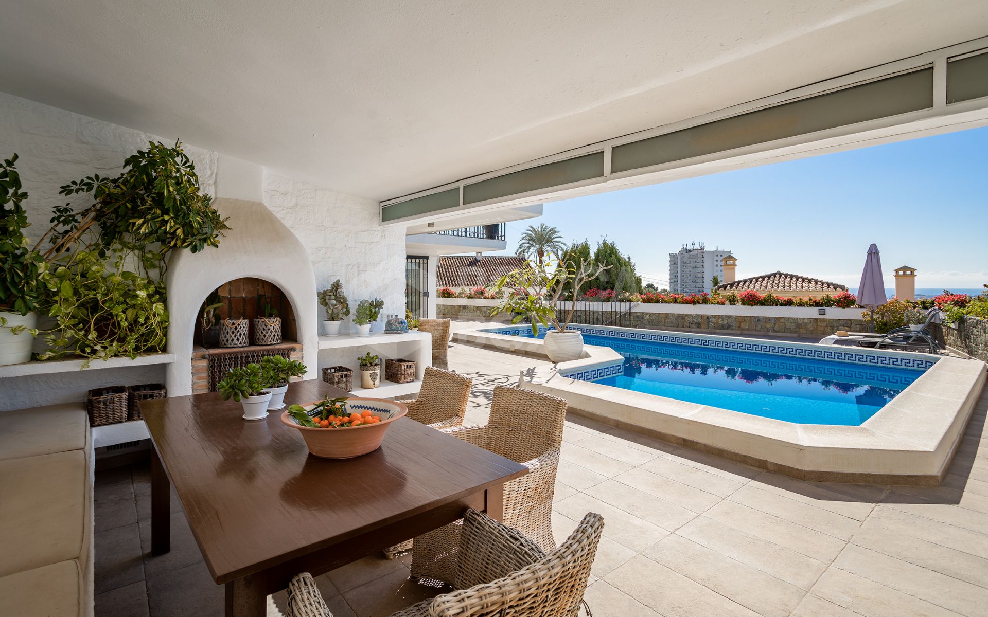 Fantastic villa with panoramic sea views walking distance to amenities in Nueva Andalucia