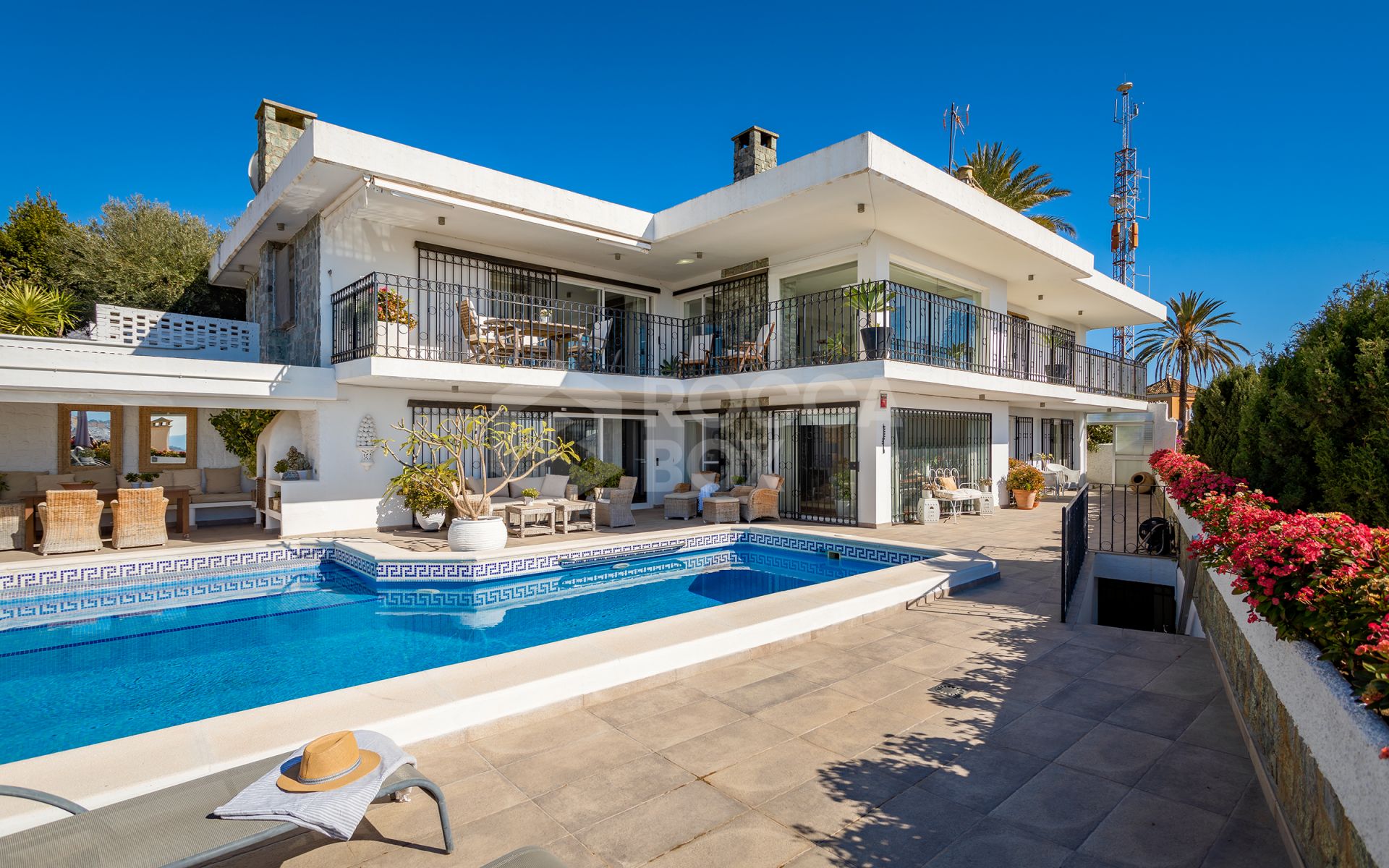 Fantastic villa with panoramic sea views walking distance to amenities in Nueva Andalucia