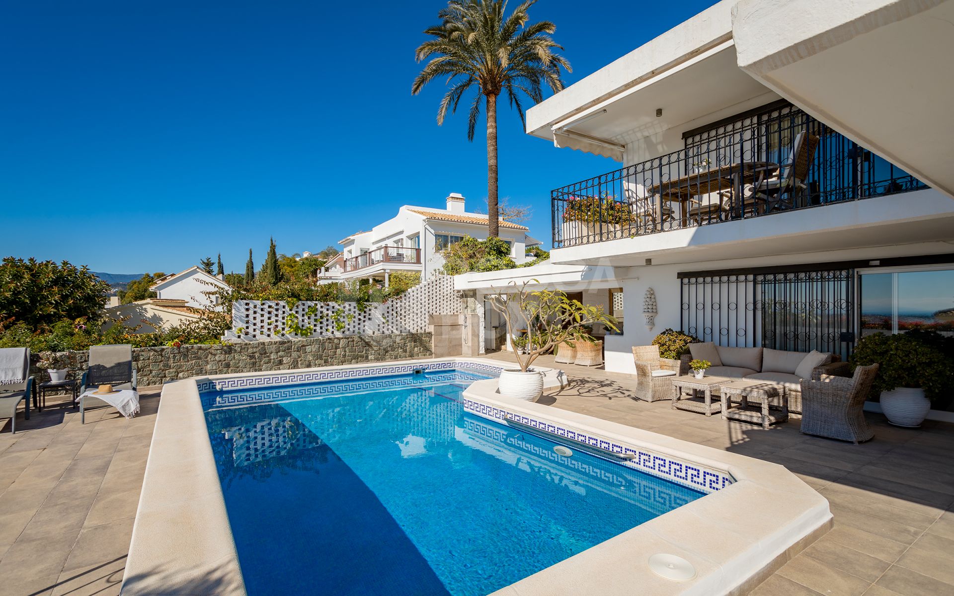 Fantastic villa with panoramic sea views walking distance to amenities in Nueva Andalucia