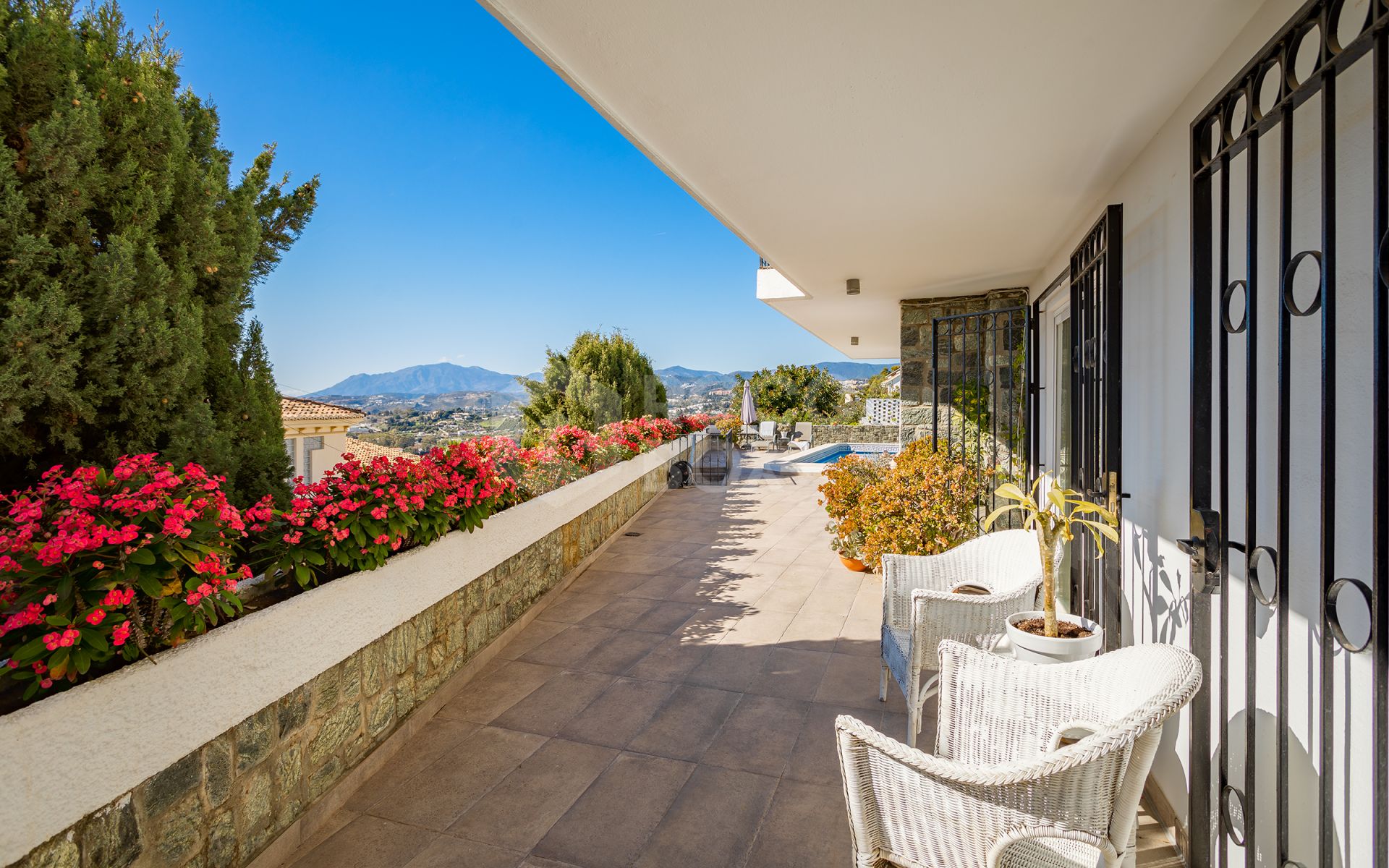 Fantastic villa with panoramic sea views walking distance to amenities in Nueva Andalucia