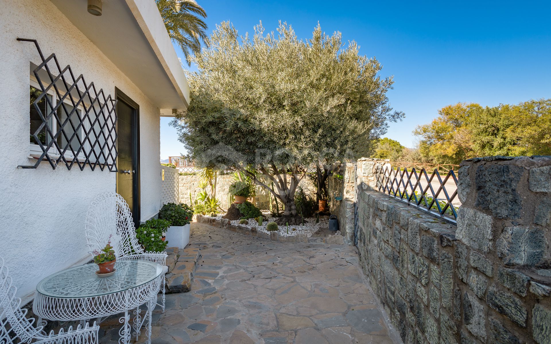 Fantastic villa with panoramic sea views walking distance to amenities in Nueva Andalucia