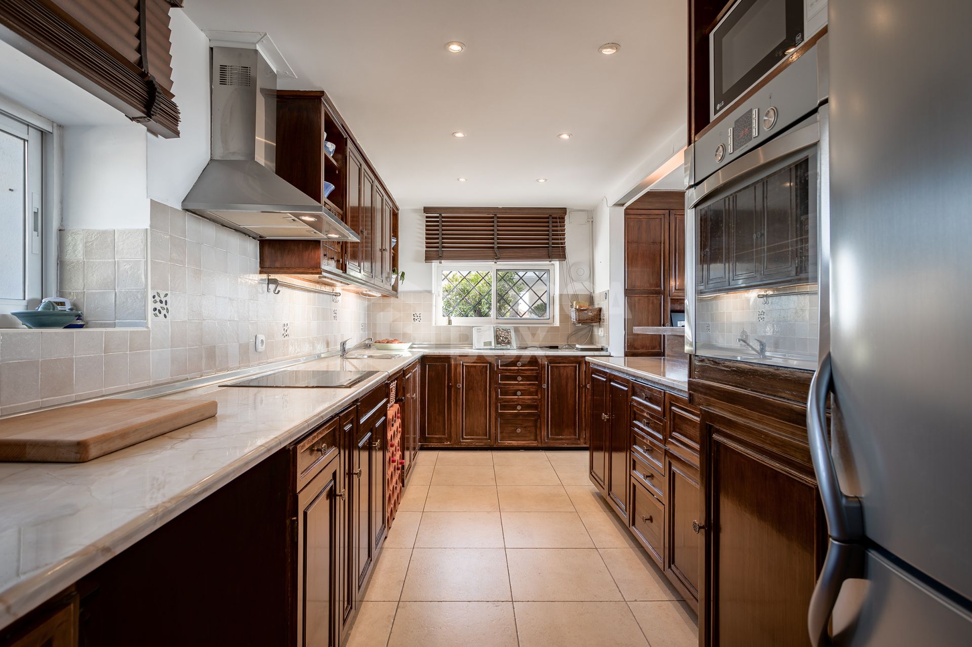 Fantastic villa with panoramic sea views walking distance to amenities in Nueva Andalucia