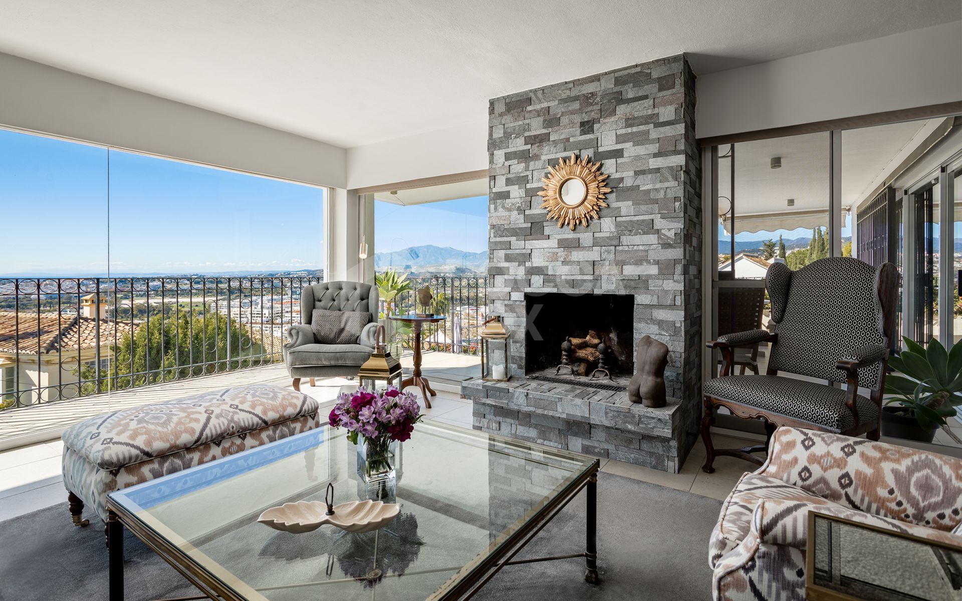 Fantastic villa with panoramic sea views walking distance to amenities in Nueva Andalucia