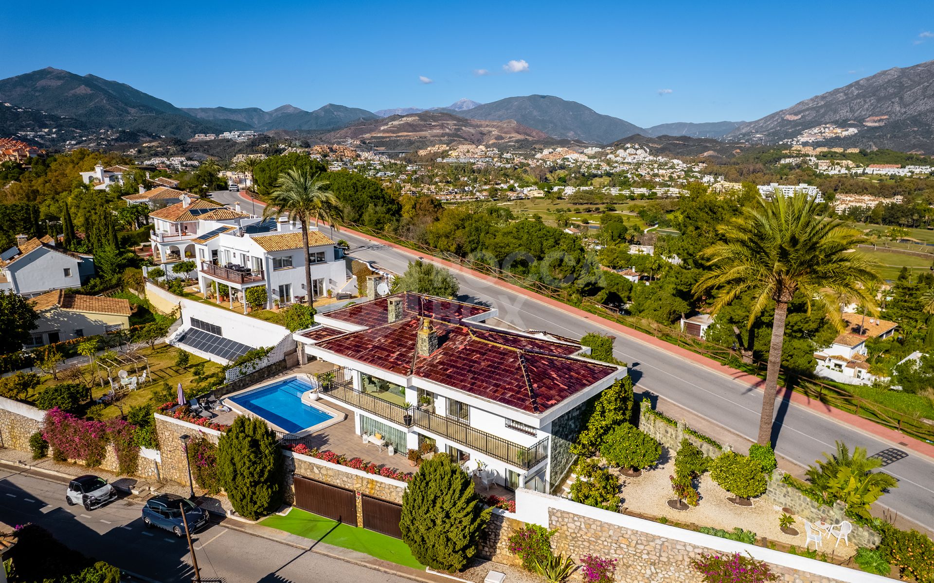 Fantastic villa with panoramic sea views walking distance to amenities in Nueva Andalucia