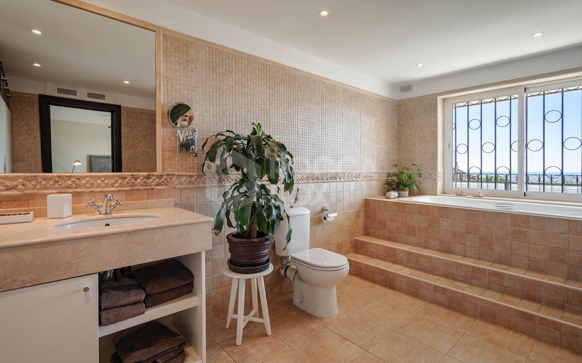 Fantastic villa with panoramic sea views walking distance to amenities in Nueva Andalucia