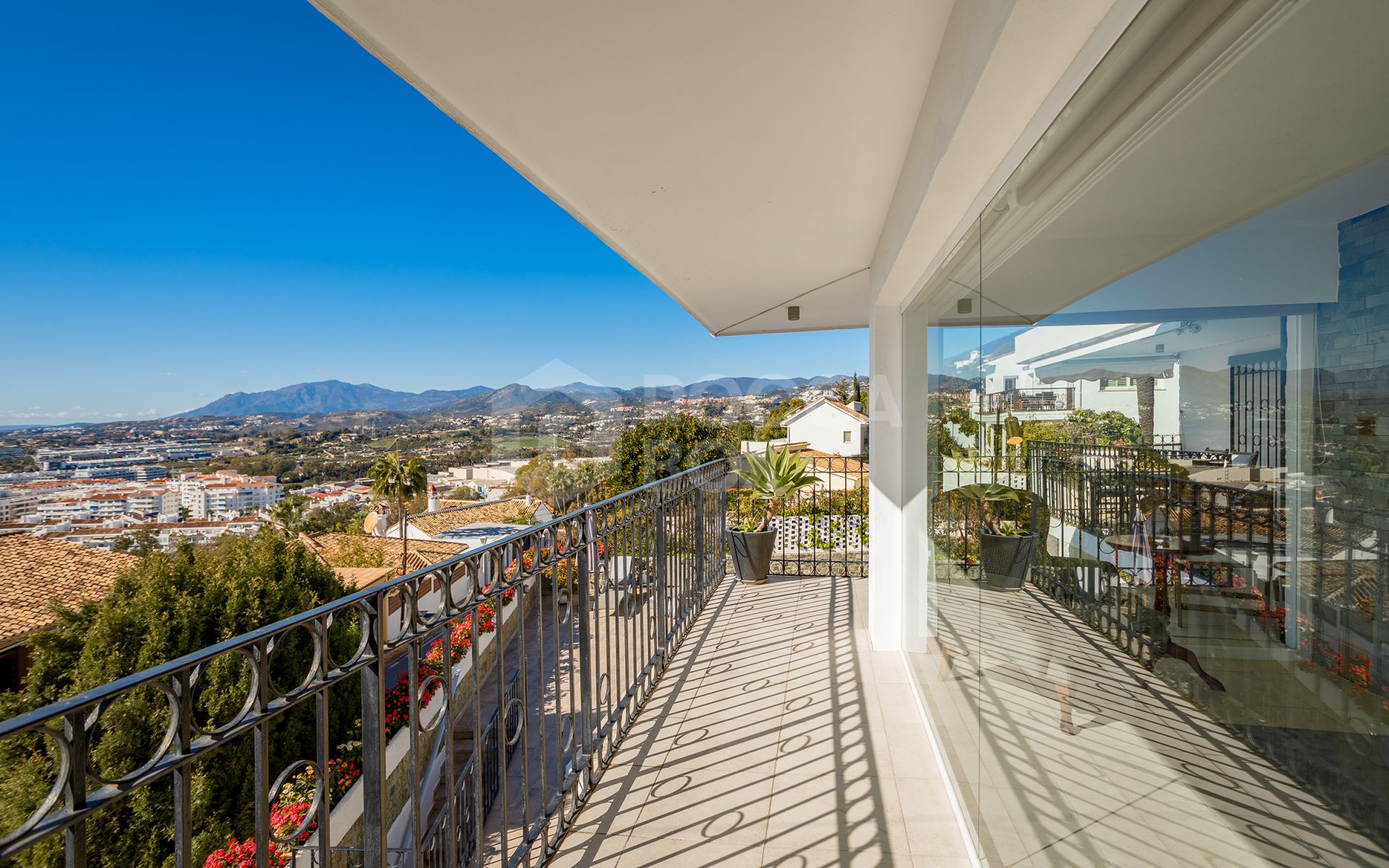 Fantastic villa with panoramic sea views walking distance to amenities in Nueva Andalucia