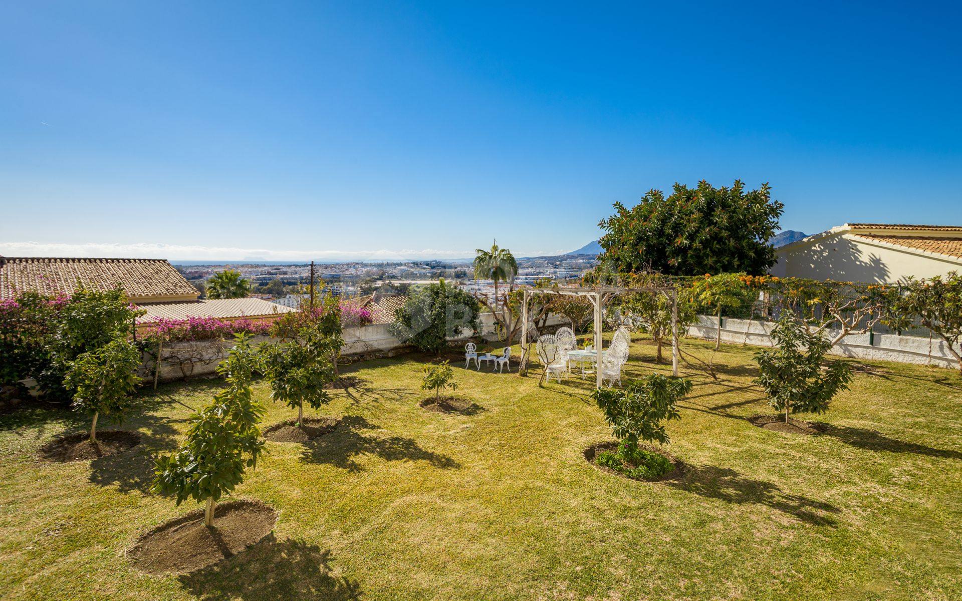 Fantastic villa with panoramic sea views walking distance to amenities in Nueva Andalucia