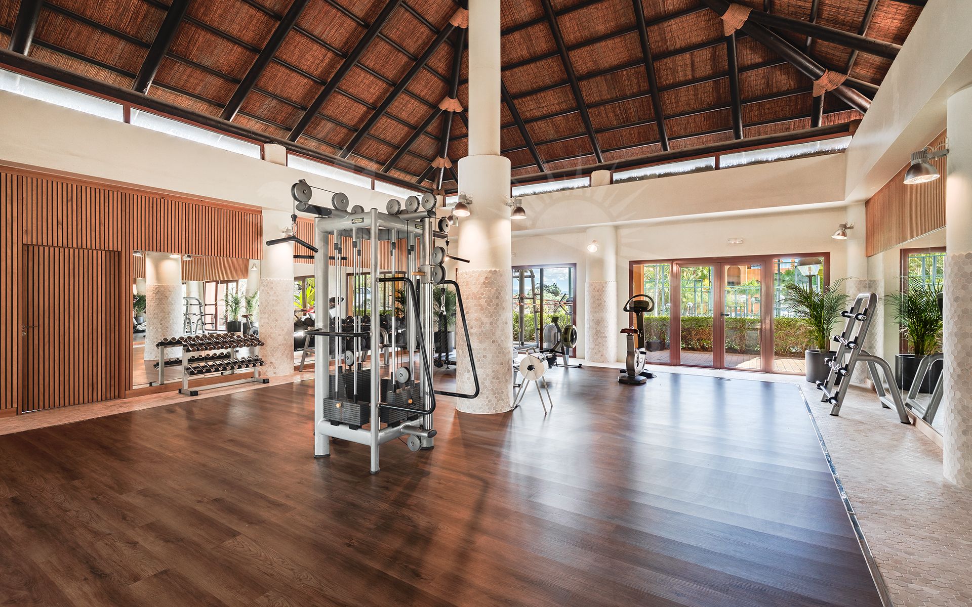 Appartement de jardin entièrement rénové à Gazules del Sol, un complexe fermé proche des commodités à Benahavís