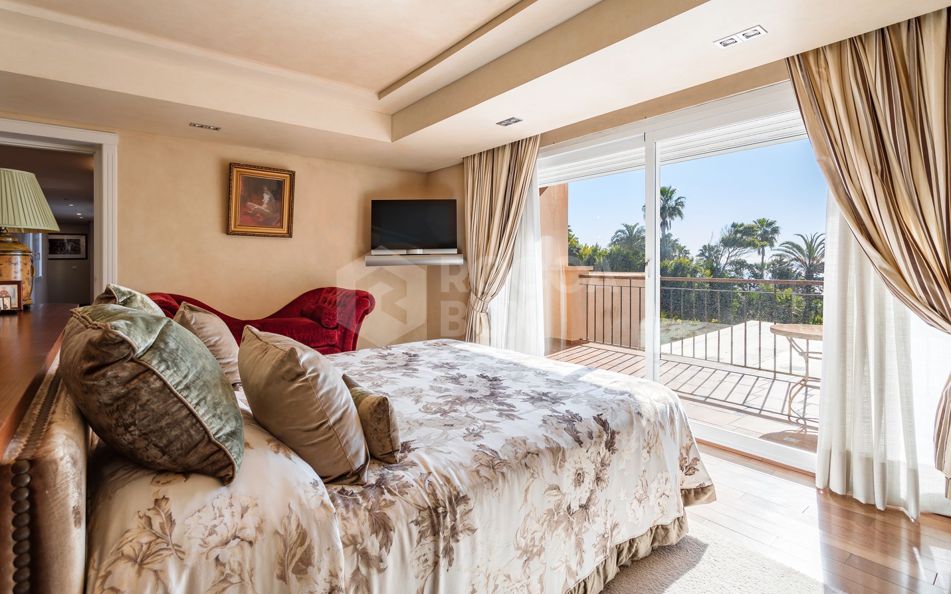 Villa for sale in Hacienda Beach, Estepona East