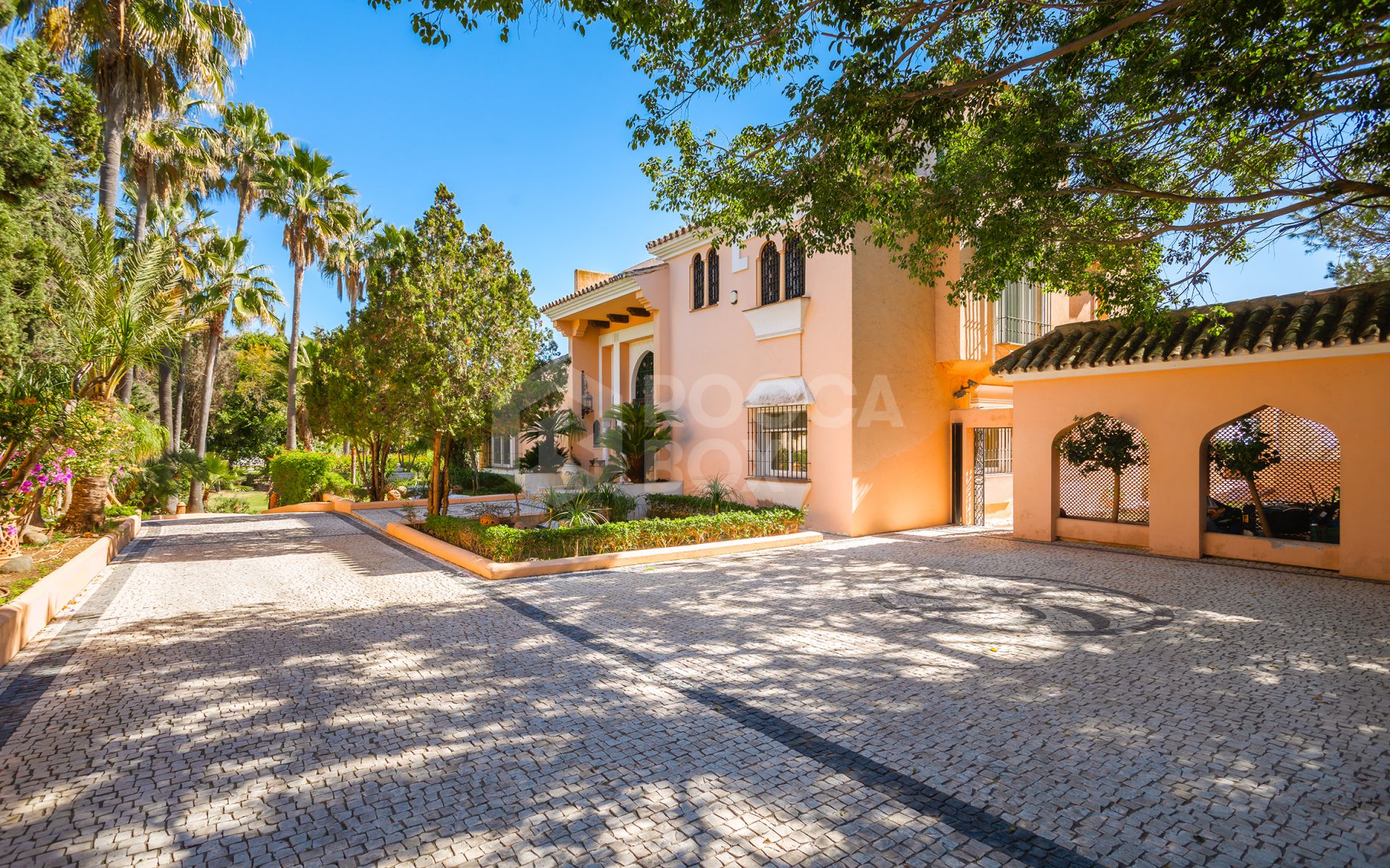 Villa for sale in Hacienda Beach, Estepona East