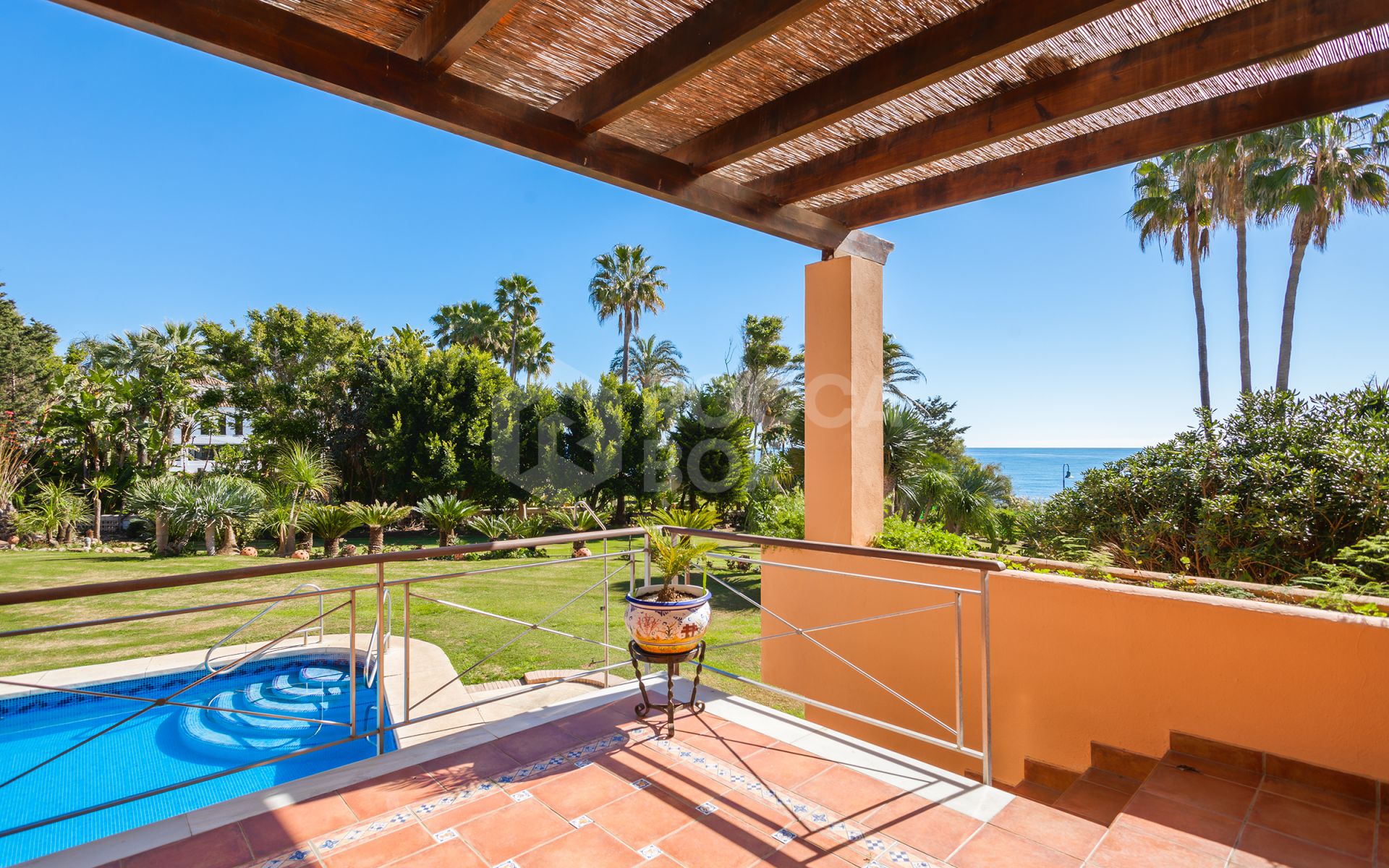 Villa for sale in Hacienda Beach, Estepona East