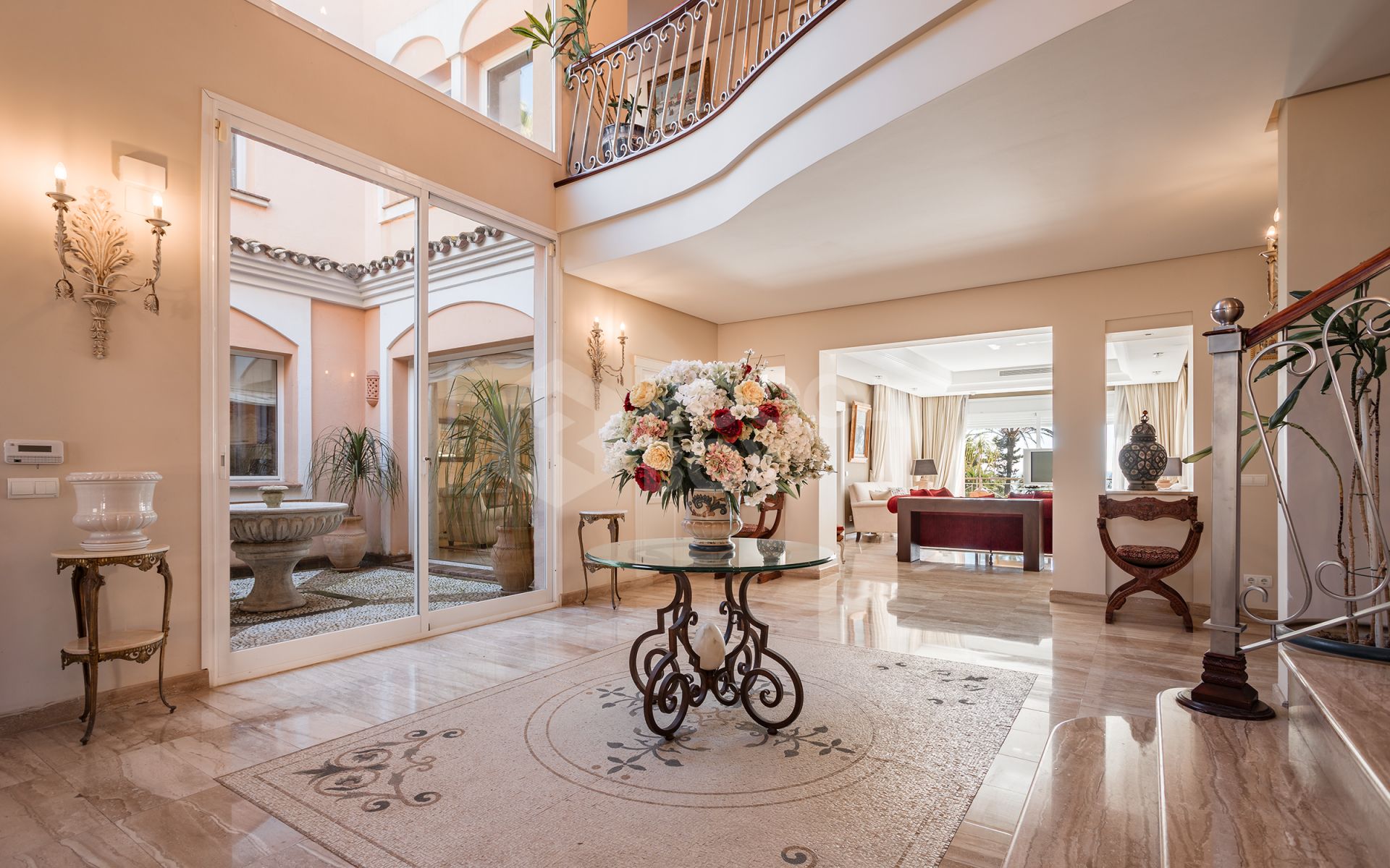 Villa for sale in Hacienda Beach, Estepona East