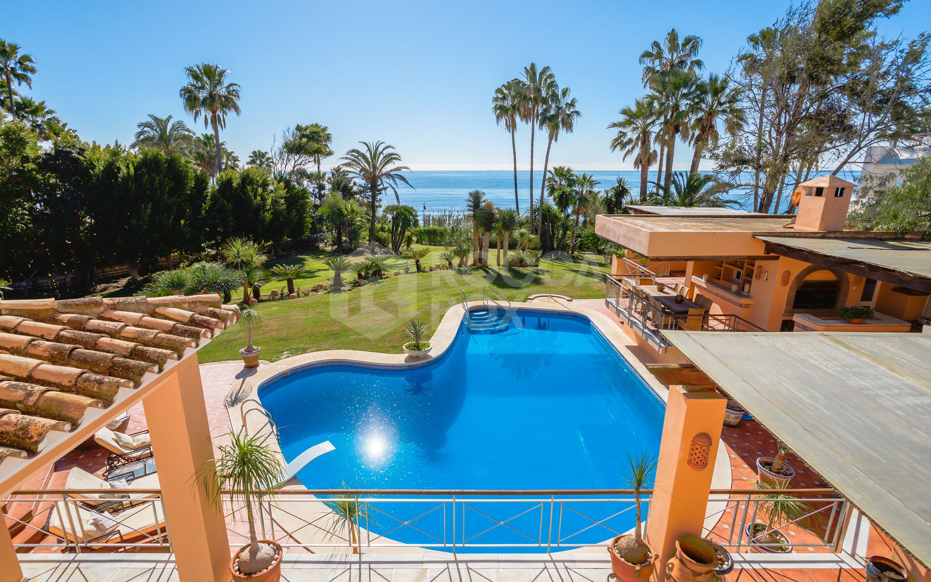Villa for sale in Hacienda Beach, Estepona East