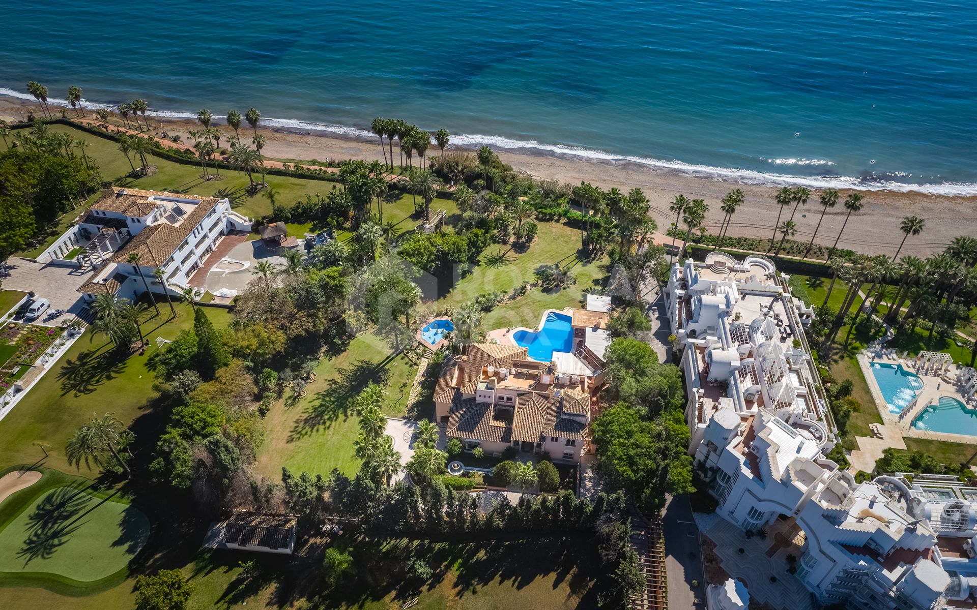 Villa for sale in Hacienda Beach, Estepona East