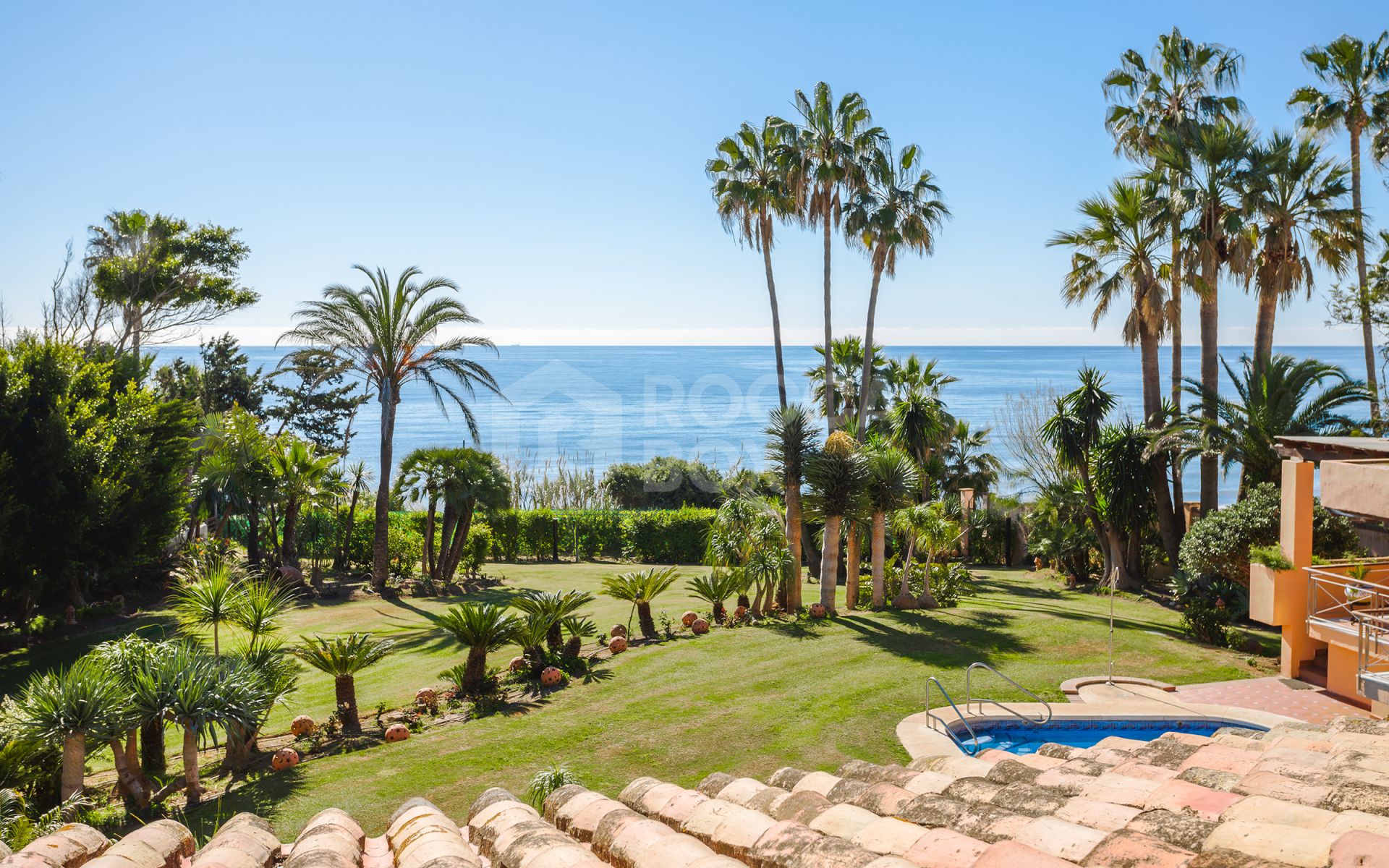 Villa for sale in Hacienda Beach, Estepona East