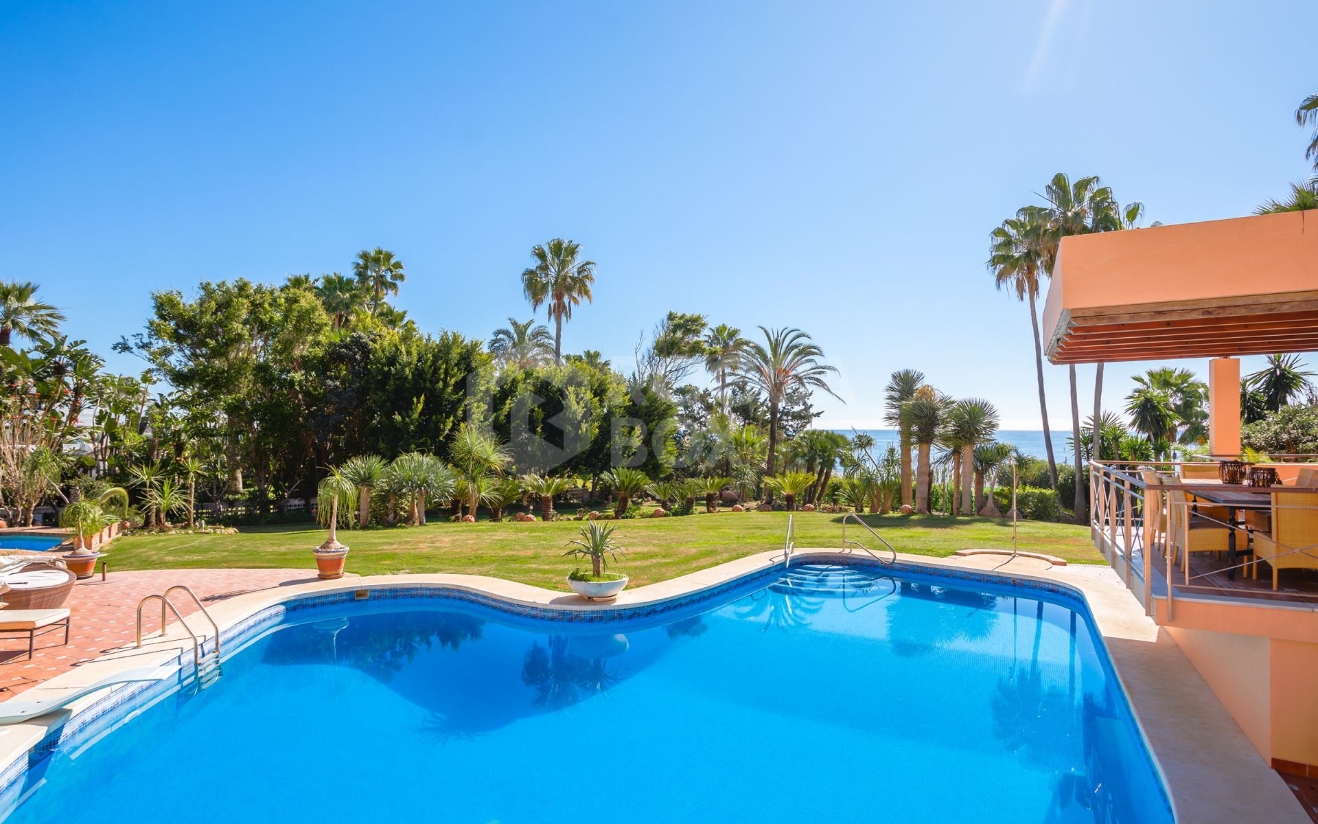 Villa for sale in Hacienda Beach, Estepona East