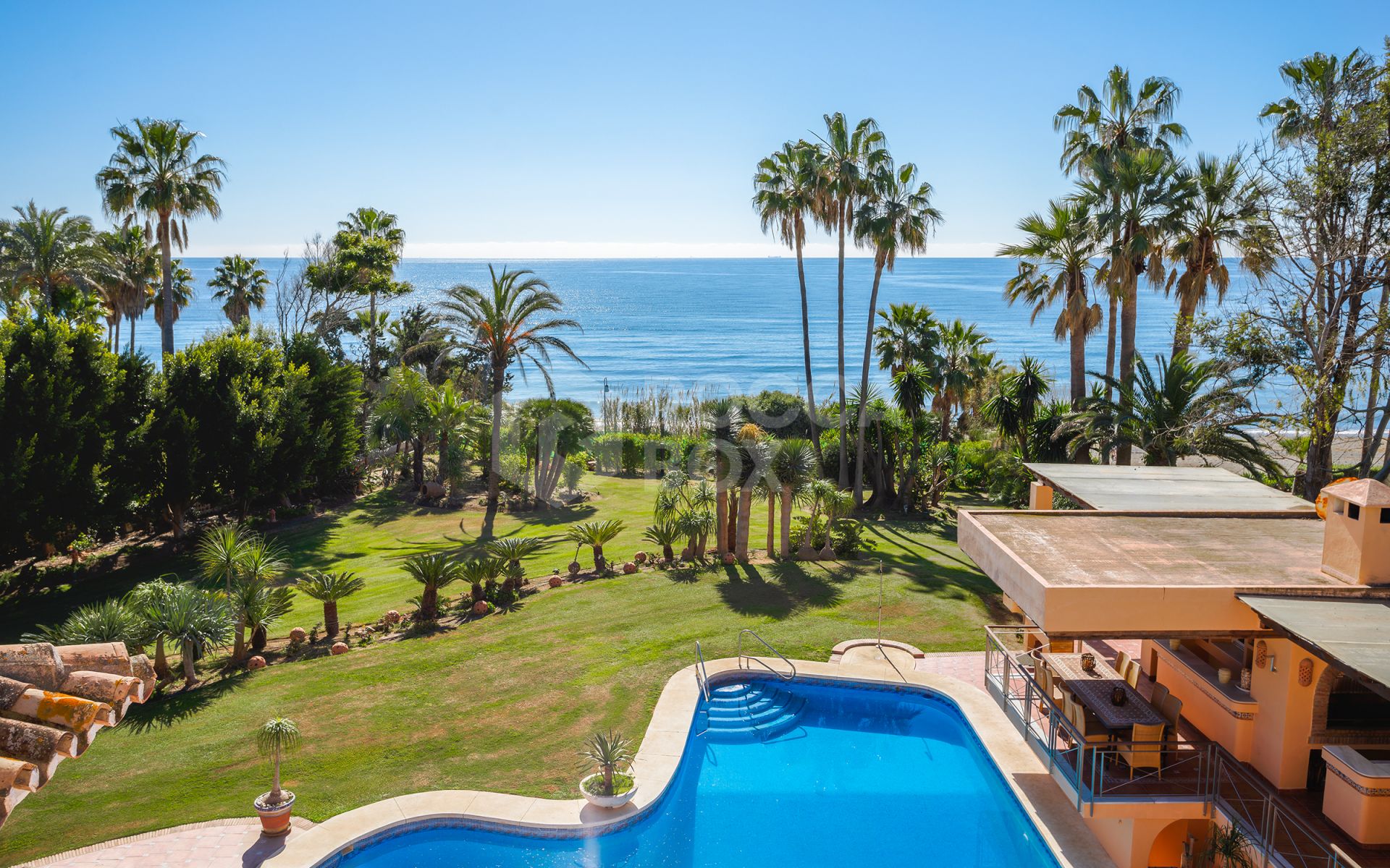 Villa for sale in Hacienda Beach, Estepona East