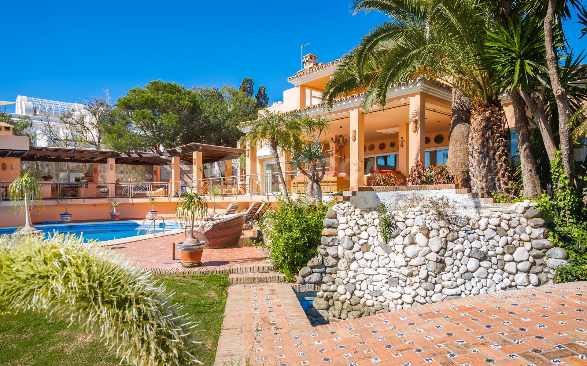 Villa for sale in Hacienda Beach, Estepona East