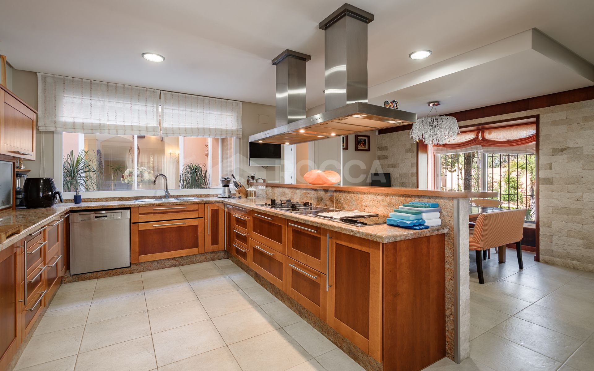 Villa for sale in Hacienda Beach, Estepona East