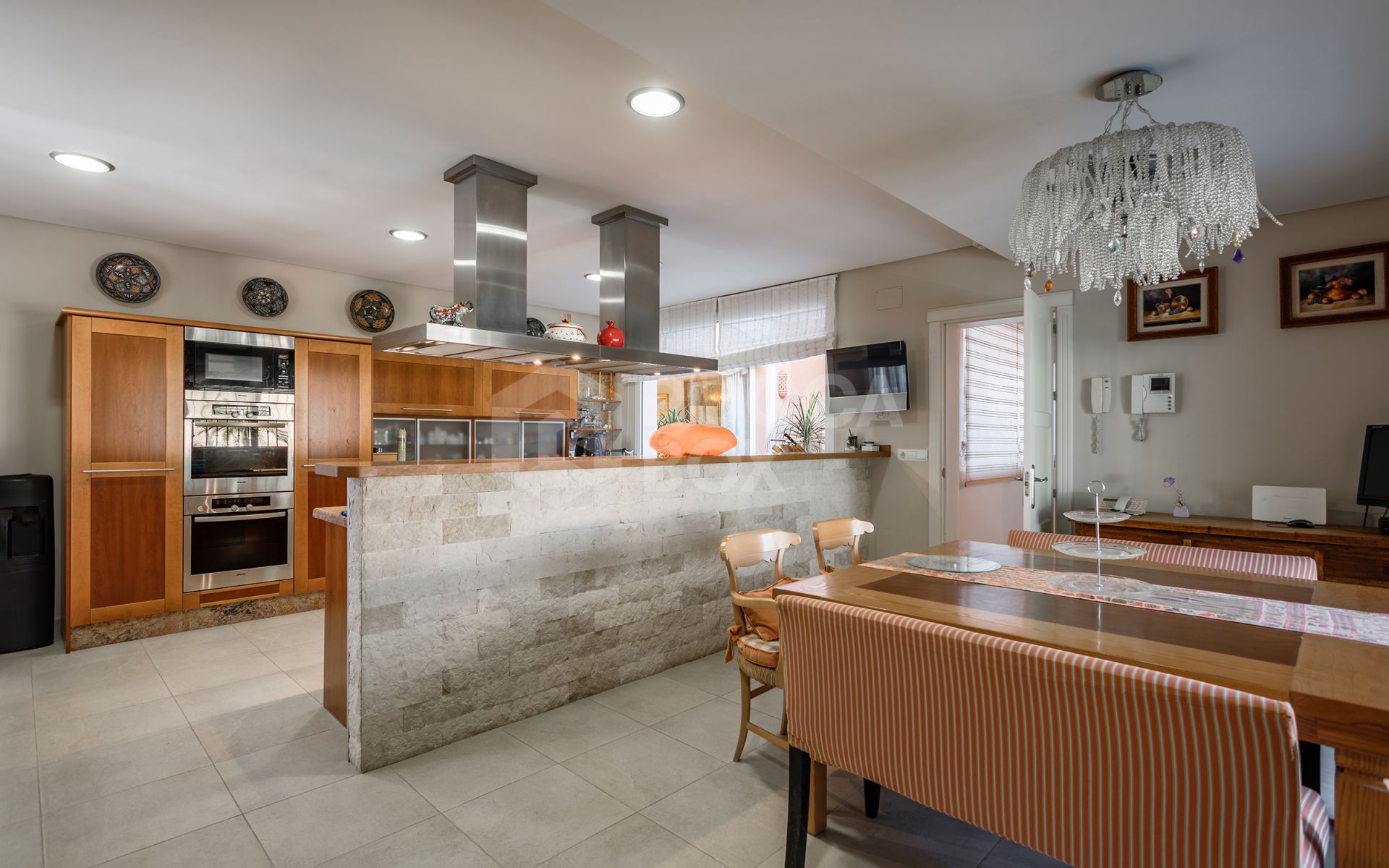 Villa for sale in Hacienda Beach, Estepona East