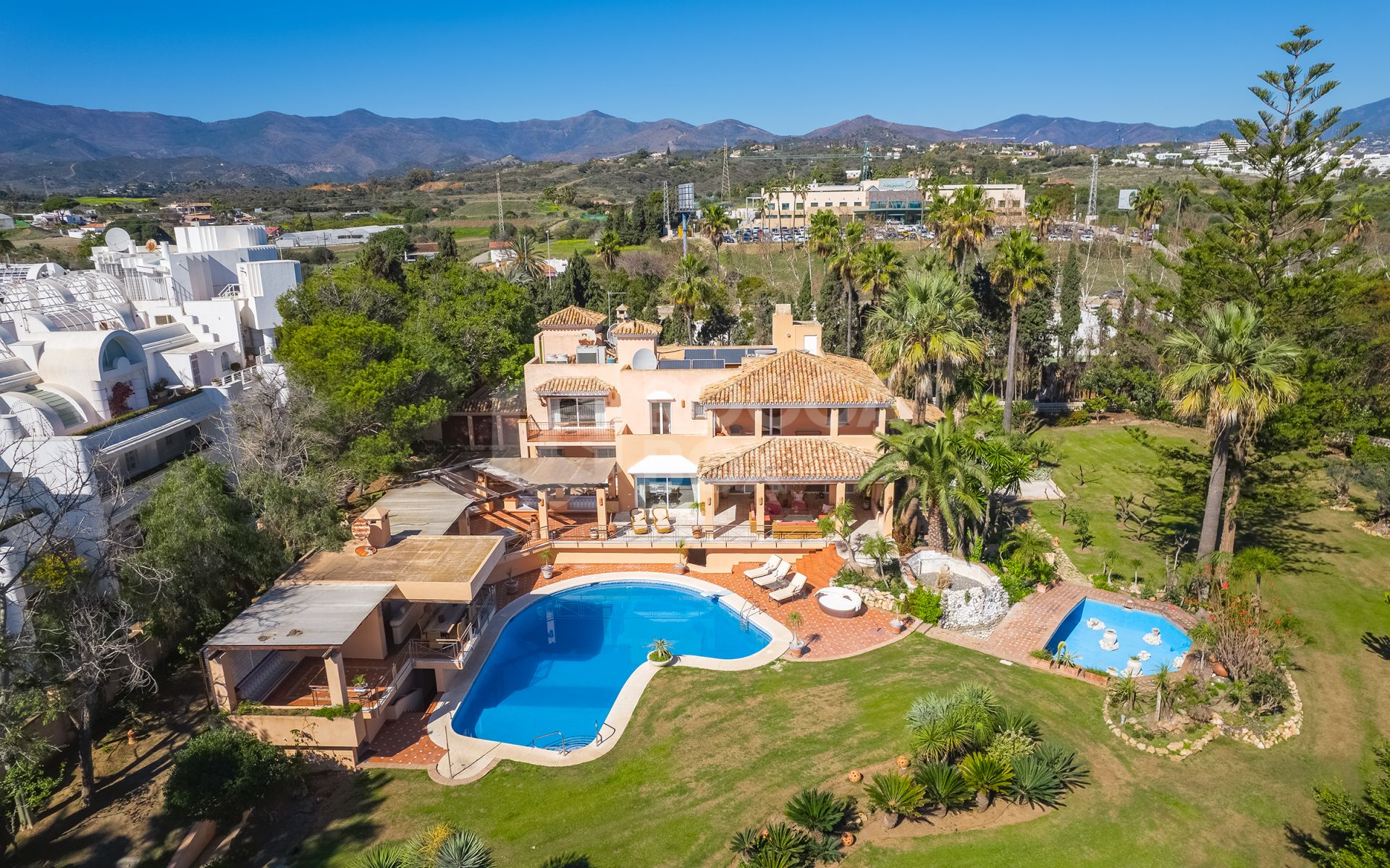 Villa for sale in Hacienda Beach, Estepona East
