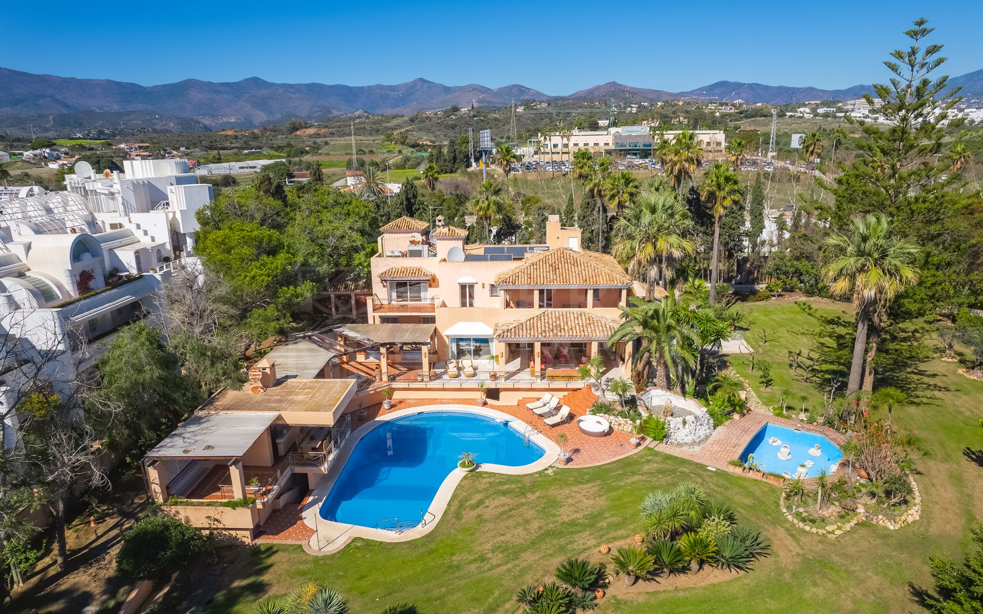 Villa in Hacienda Beach, Estepona