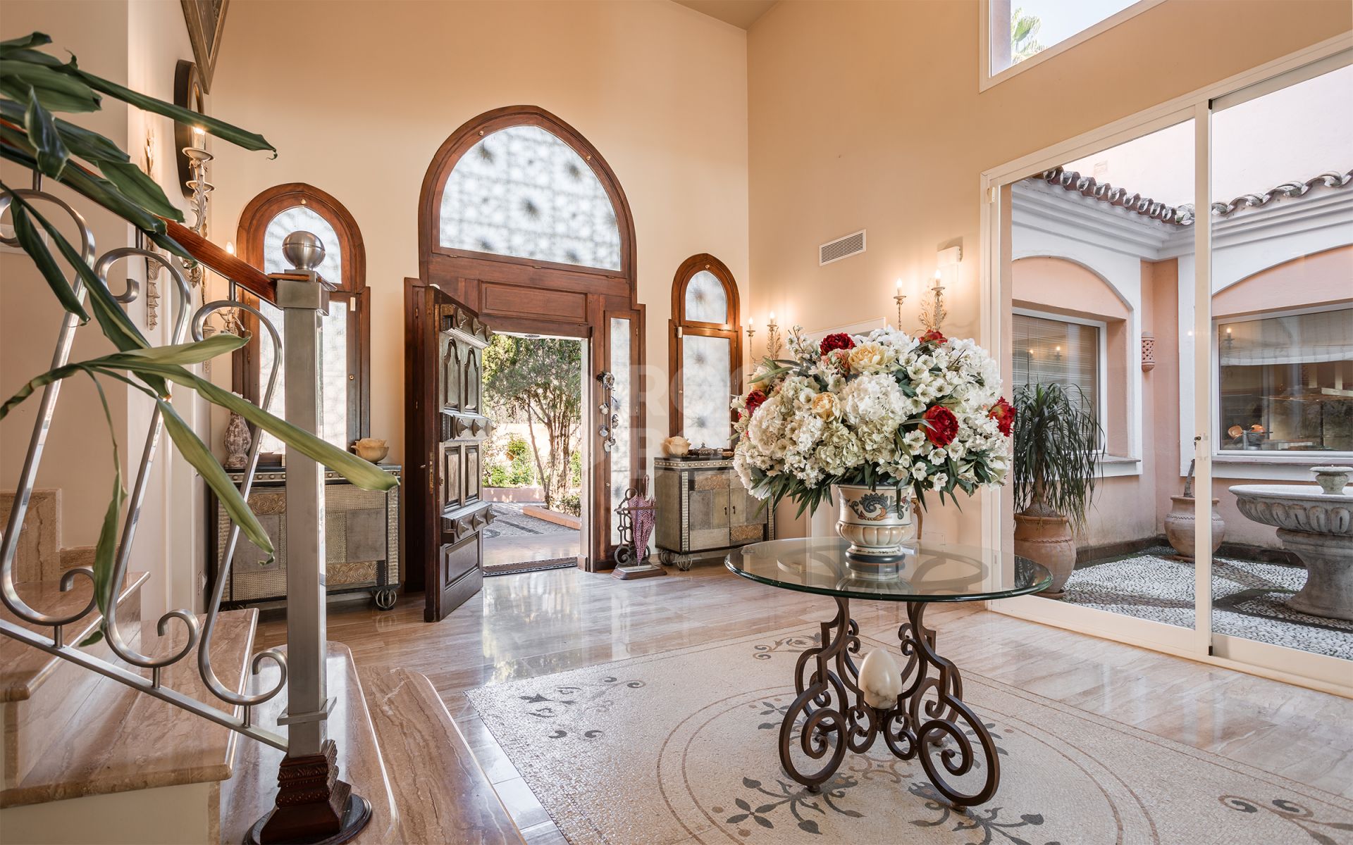 Villa for sale in Hacienda Beach, Estepona East