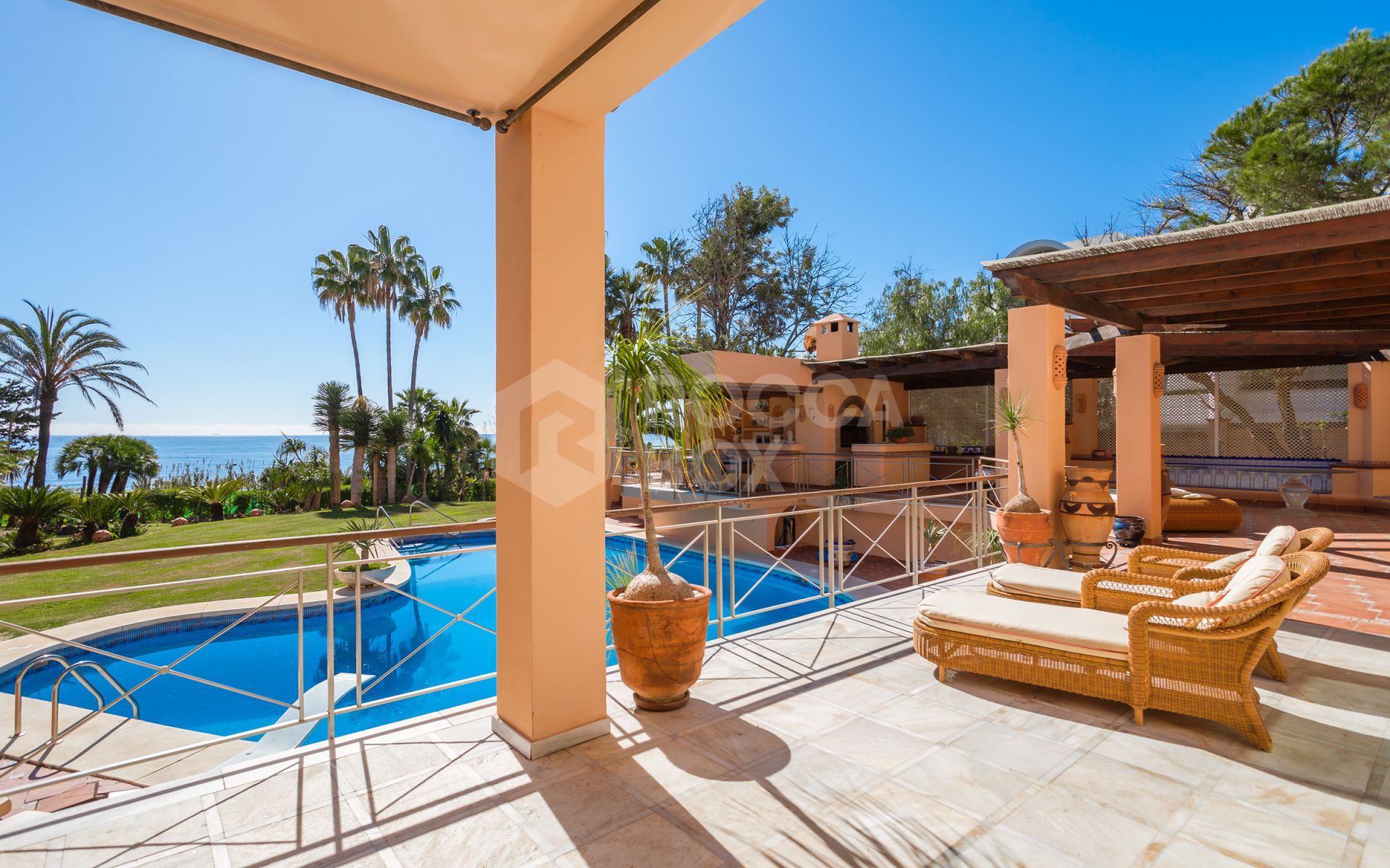 Villa for sale in Hacienda Beach, Estepona East