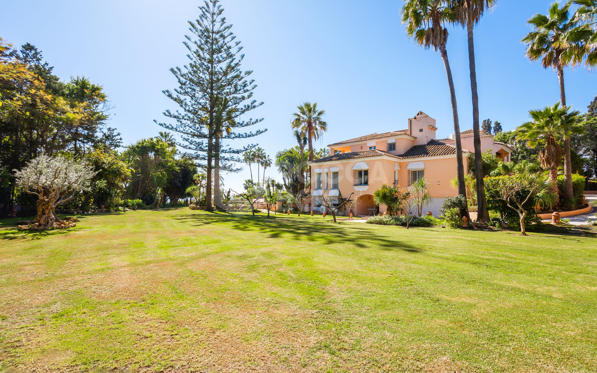 Villa for sale in Hacienda Beach, Estepona East