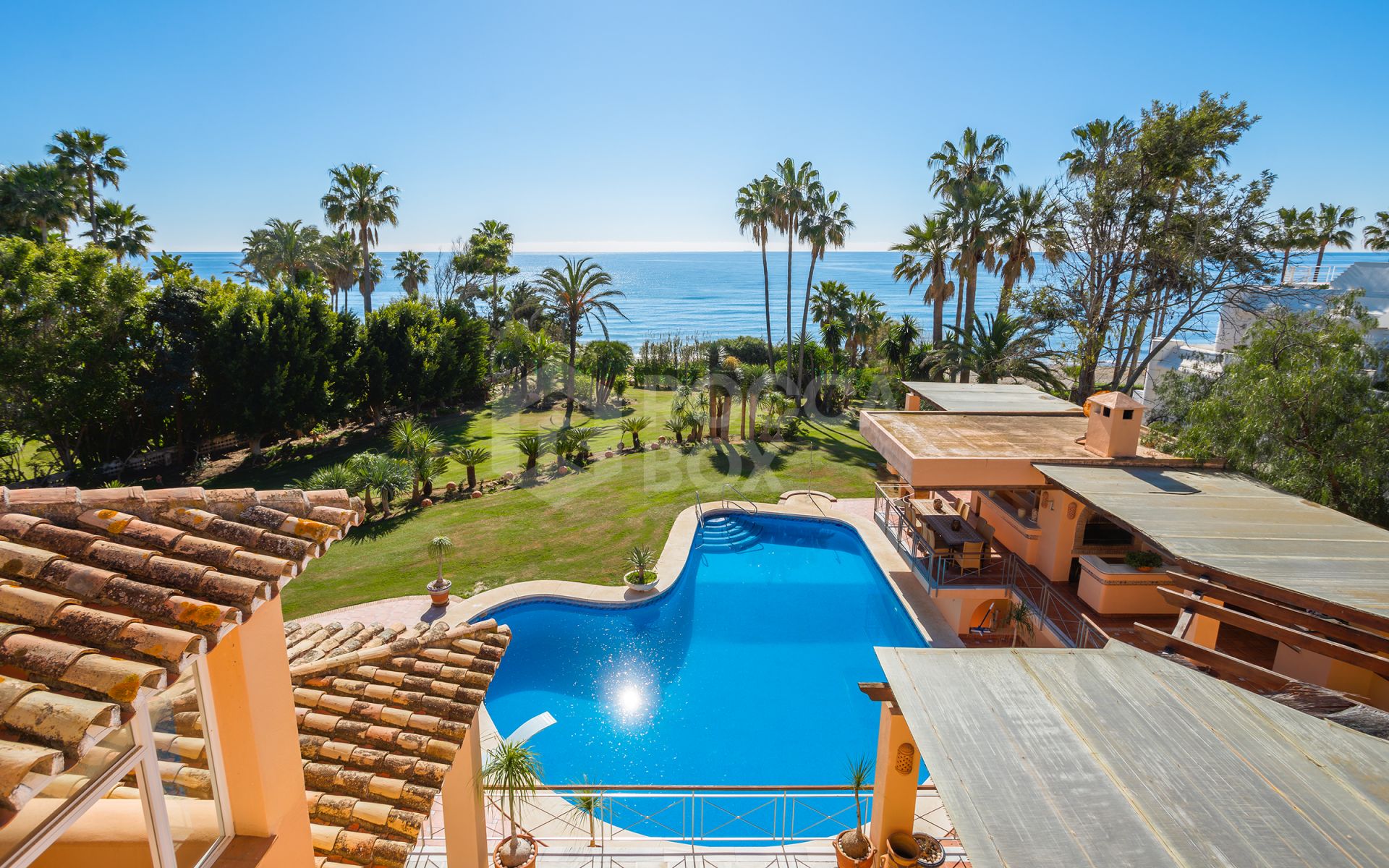 Villa for sale in Hacienda Beach, Estepona East