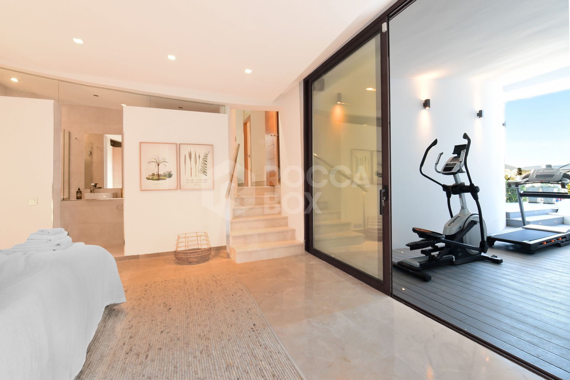 Fully renovated villa with panoramic mountain views situated next to Los Naranjos