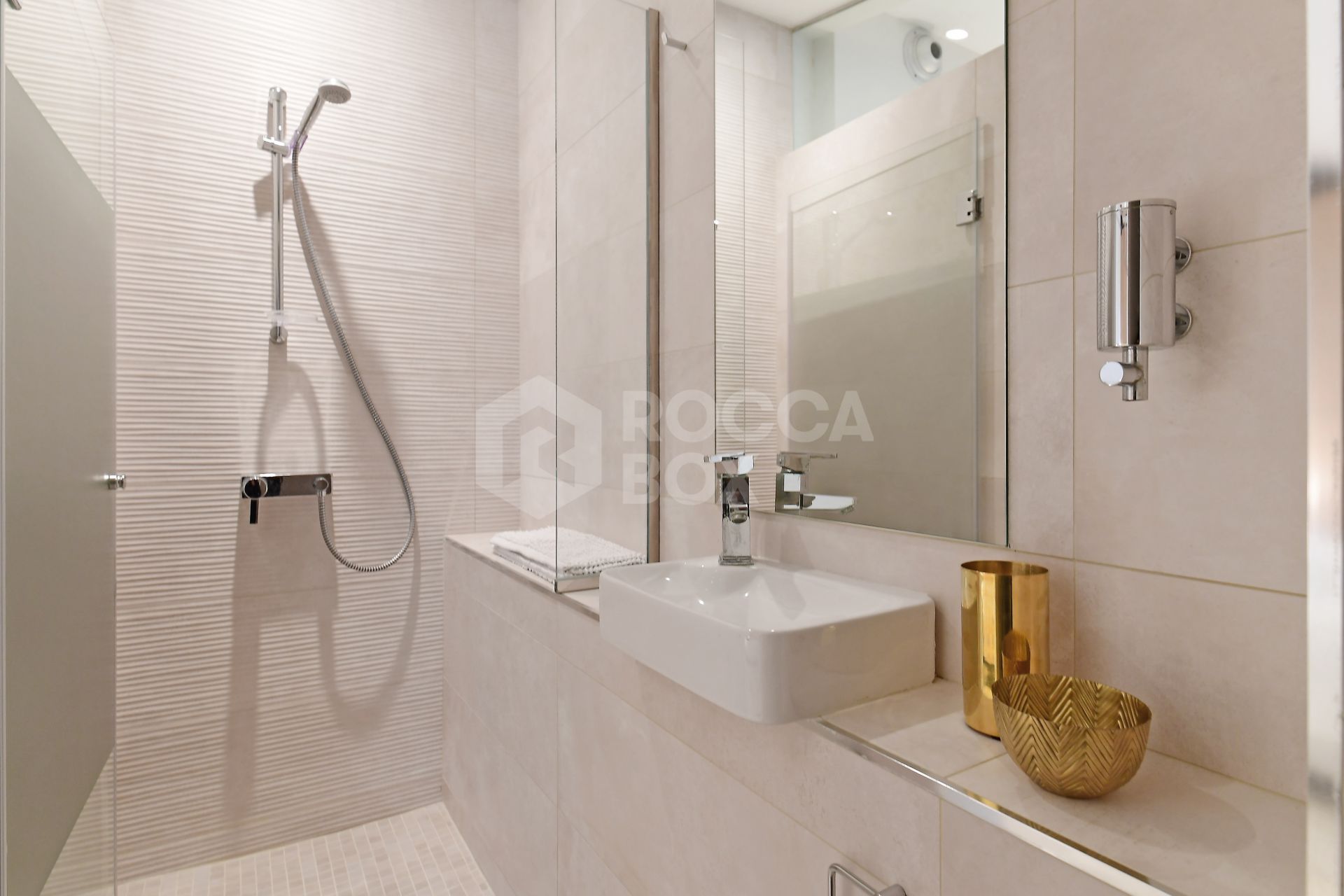 Fully renovated villa with panoramic mountain views situated next to Los Naranjos