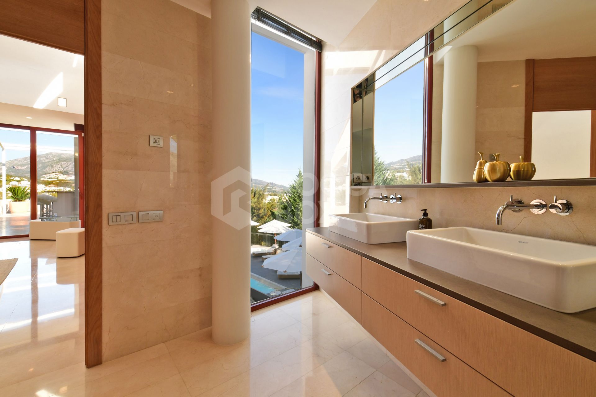 Fully renovated villa with panoramic mountain views situated next to Los Naranjos