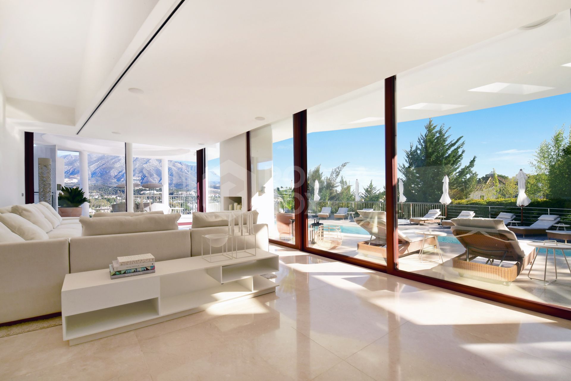 Fully renovated villa with panoramic mountain views situated next to Los Naranjos