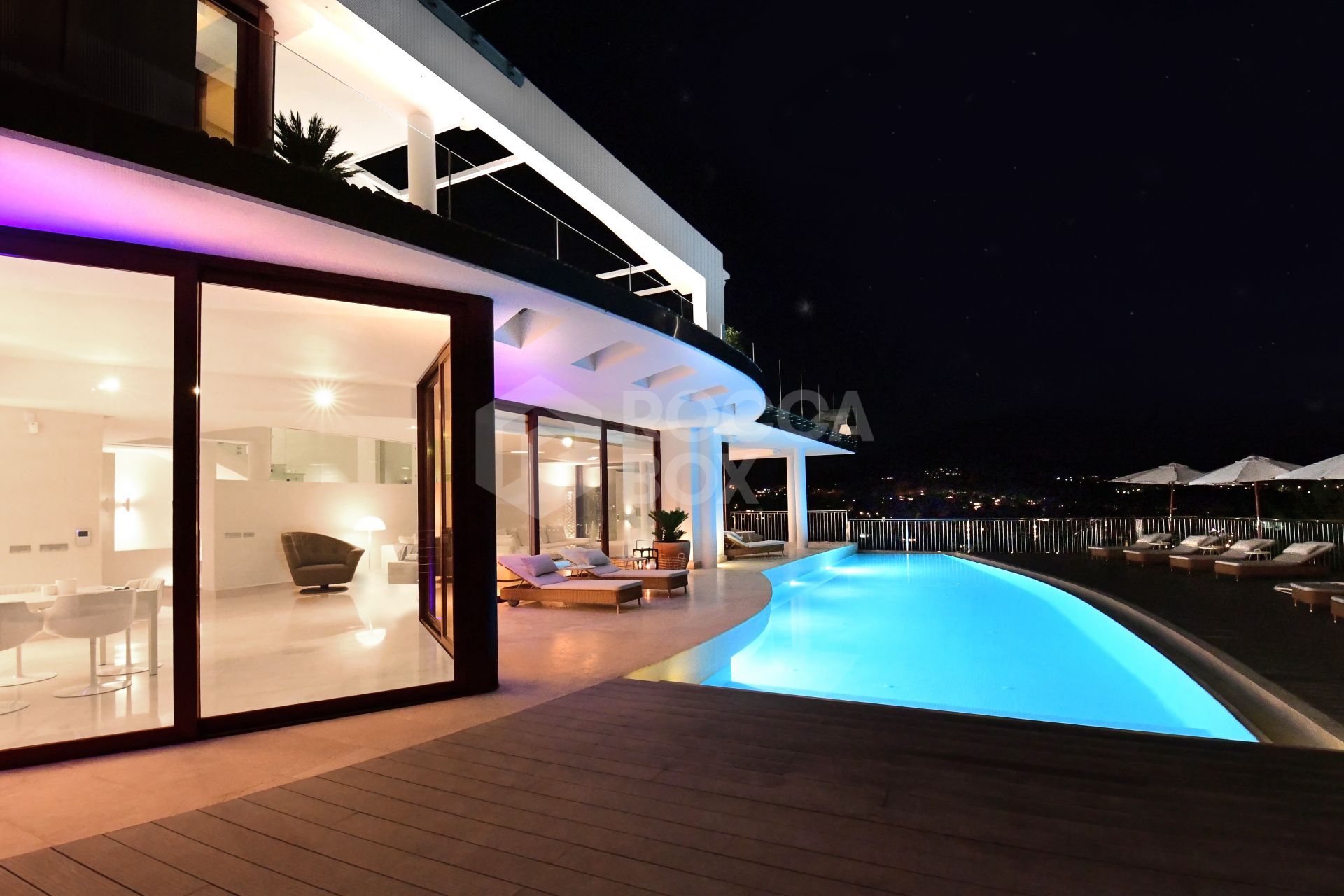 Fully renovated villa with panoramic mountain views situated next to Los Naranjos