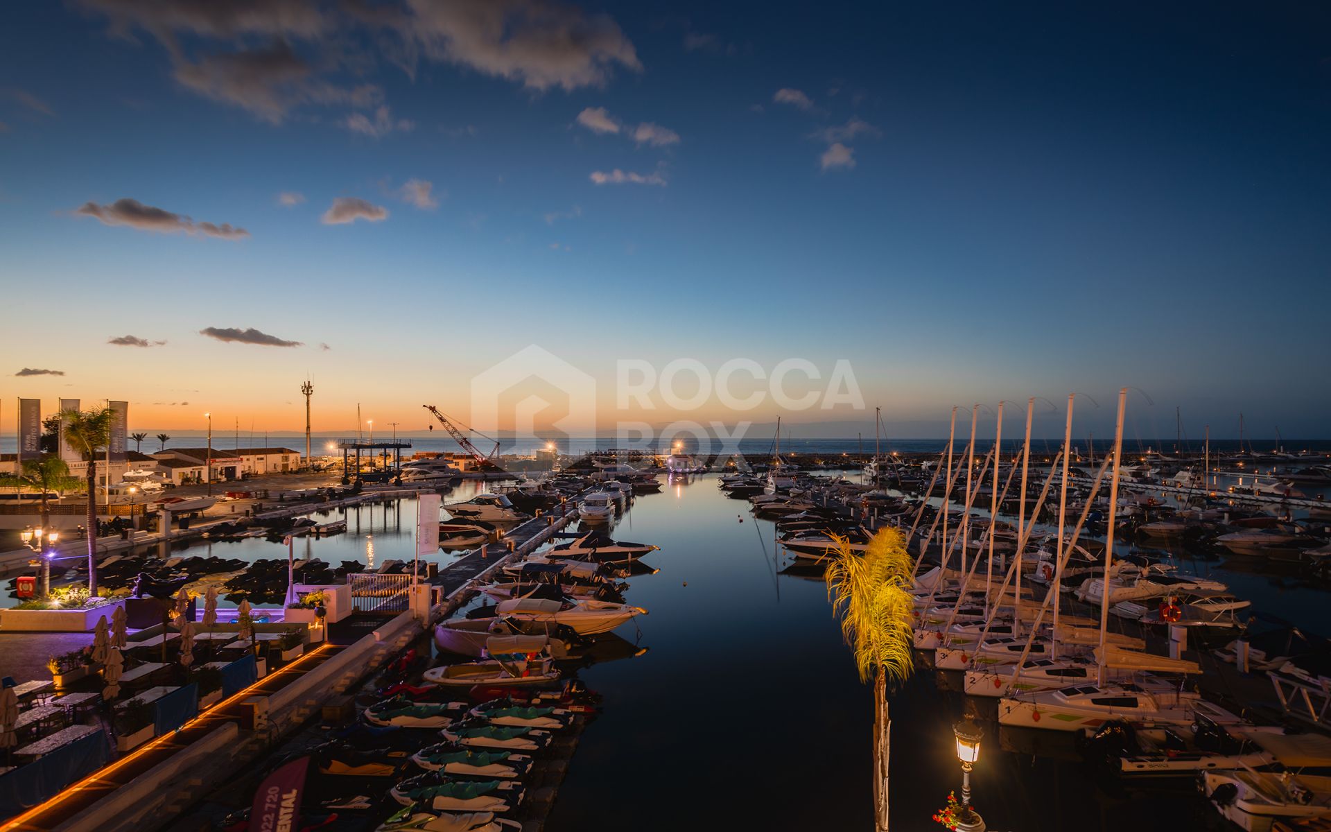 Bright and spacious fully renovated frontline duplex penthouse with panoramic views over the marina