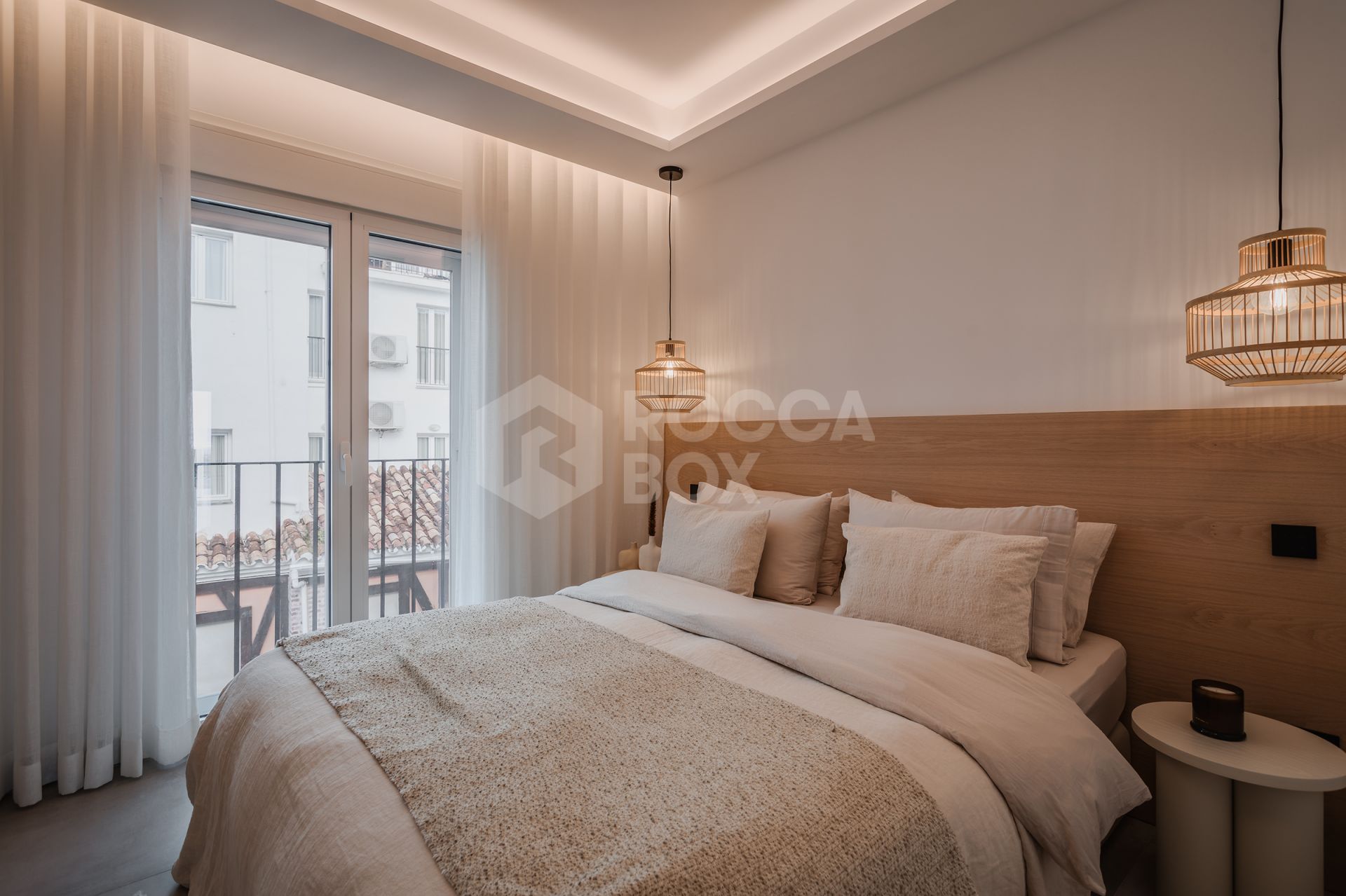 Bright and spacious fully renovated frontline duplex penthouse with panoramic views over the marina