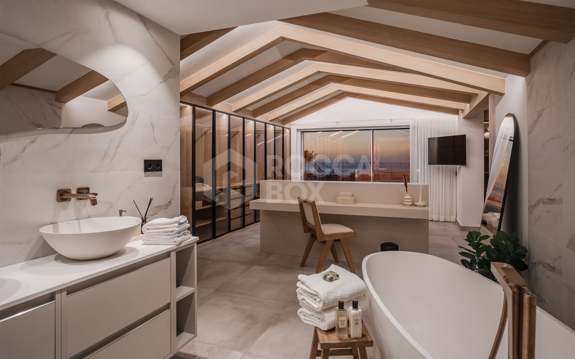 Bright and spacious fully renovated frontline duplex penthouse with panoramic views over the marina