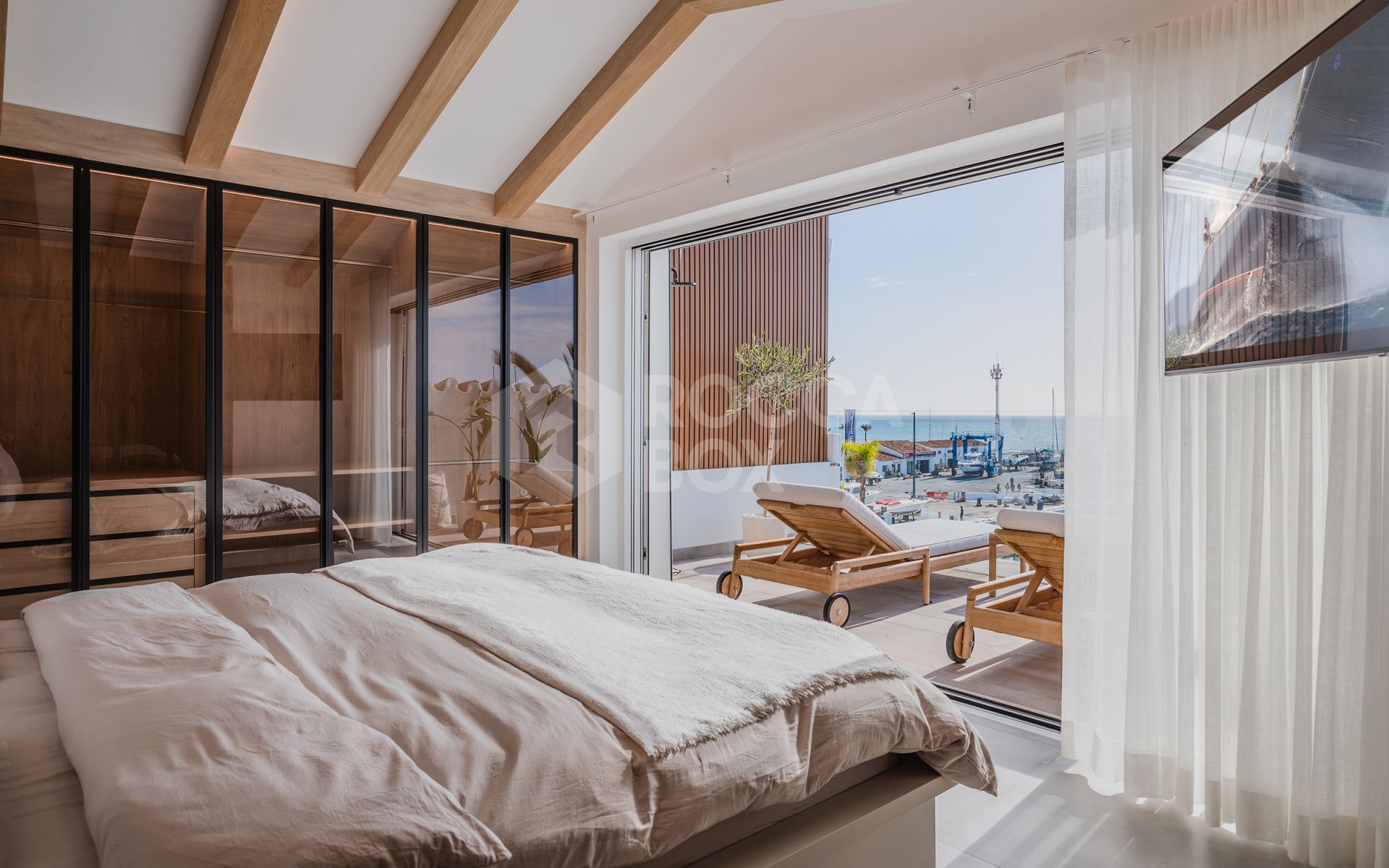 Bright and spacious fully renovated frontline duplex penthouse with panoramic views over the marina