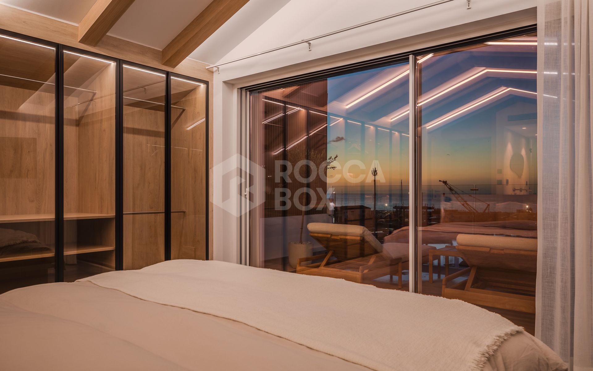 Bright and spacious fully renovated frontline duplex penthouse with panoramic views over the marina