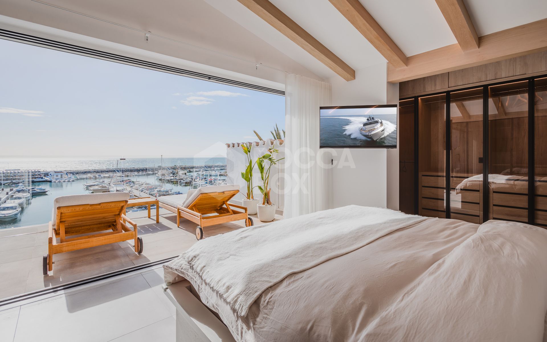 Bright and spacious fully renovated frontline duplex penthouse with panoramic views over the marina