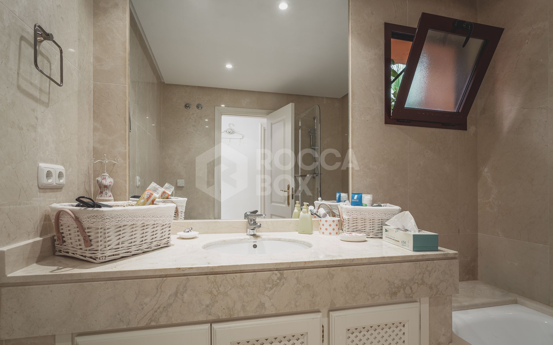 Elegant 2-Bedroom apartment with Panoramic Sea Views in Cumbres de Los Almendros, Benahavís